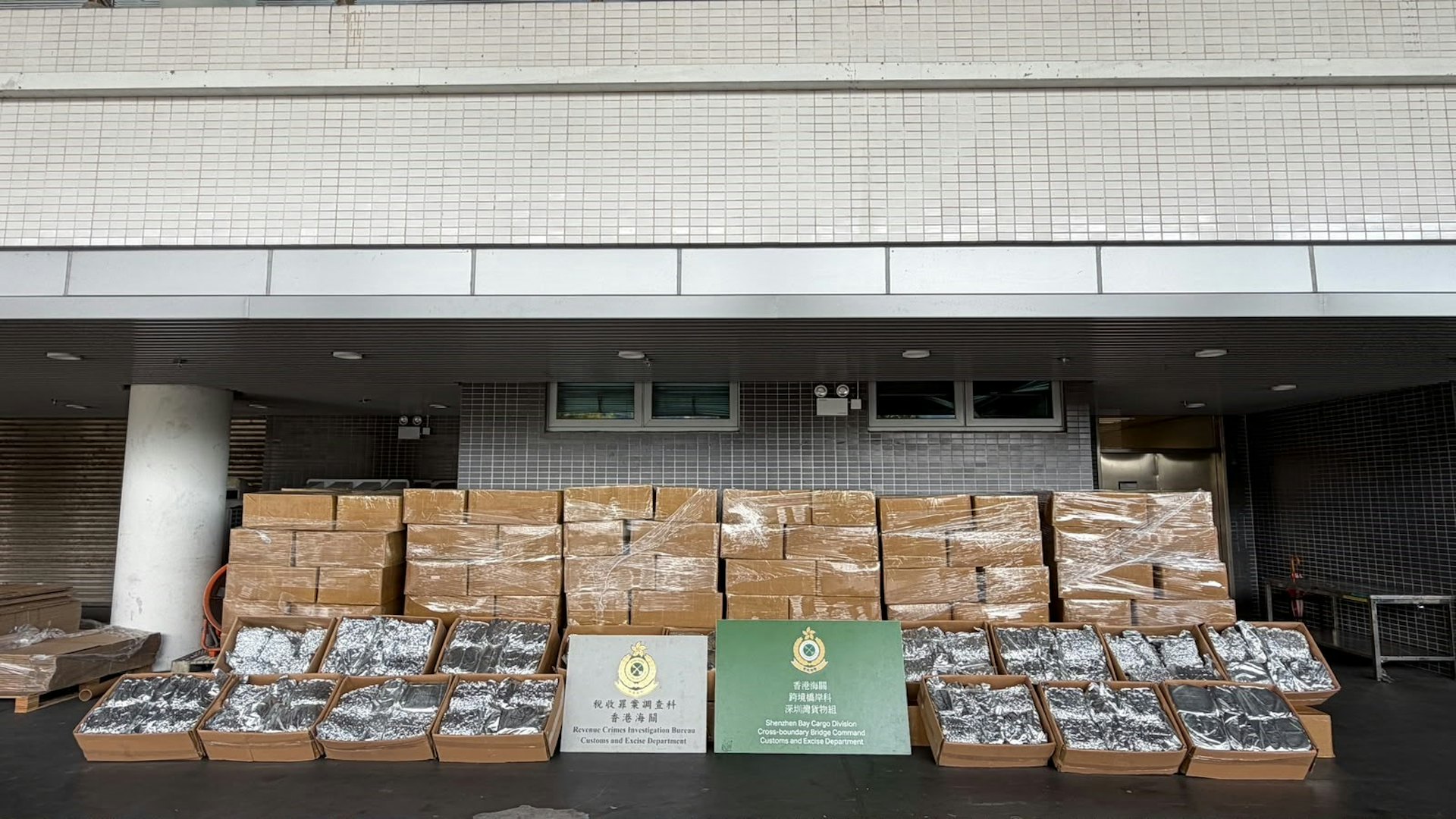 海关在深圳湾管制站截查一辆入境货车,搜出约300箱、共重8,000公斤的未完税制成烟草,估计市值约5,340万元,应课税值约3,204万元。