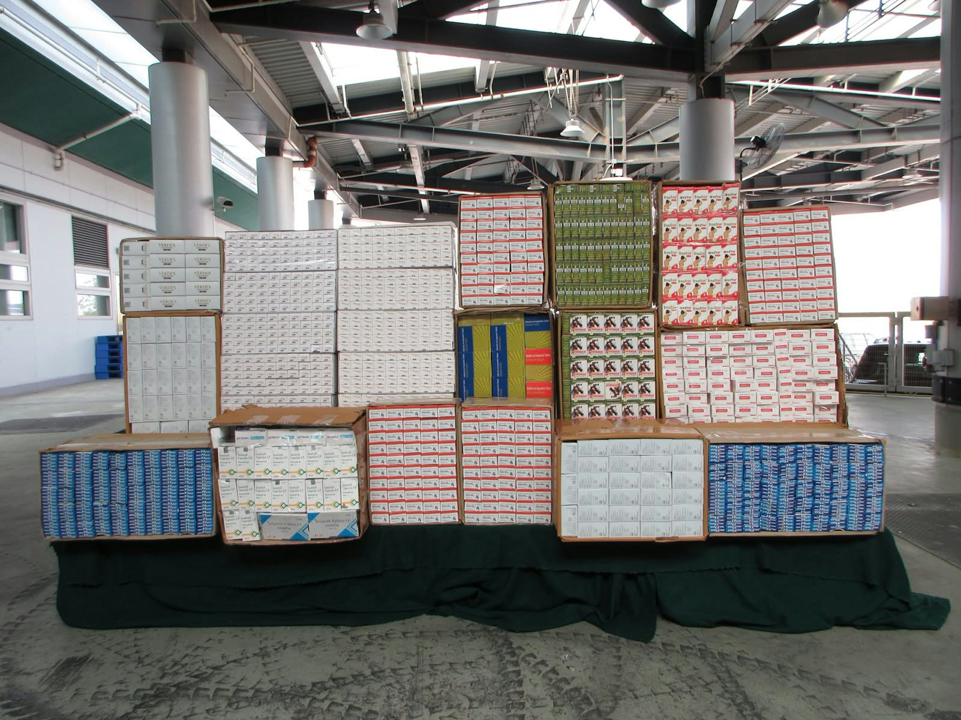 港珠澳大桥货车藏匿巨额药剂 内地司机涉嫌走私面临重罚 港珠澳大桥货车藏匿巨额药剂 内地司机涉嫌走私面临重罚