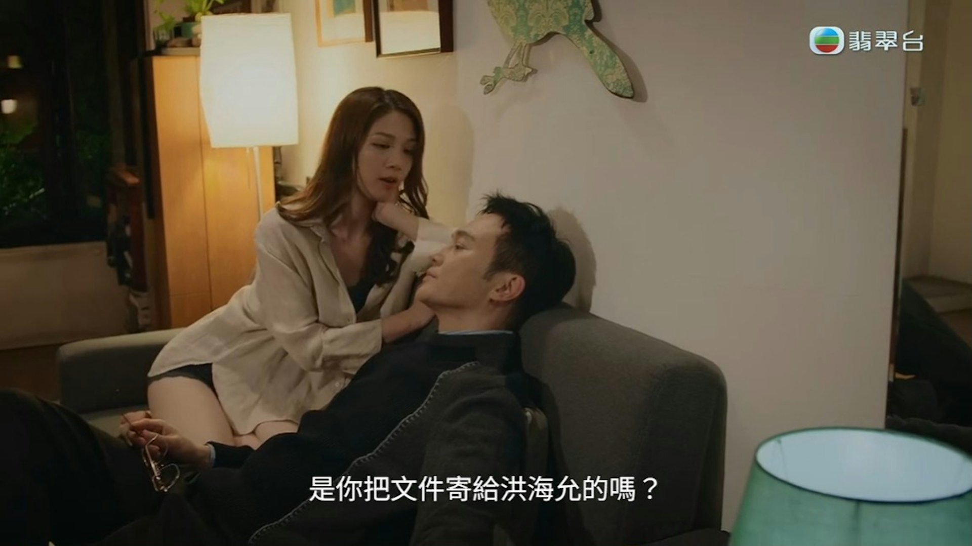 陈晓华跪坐姿态尽展女人妩媚。(节目截图)