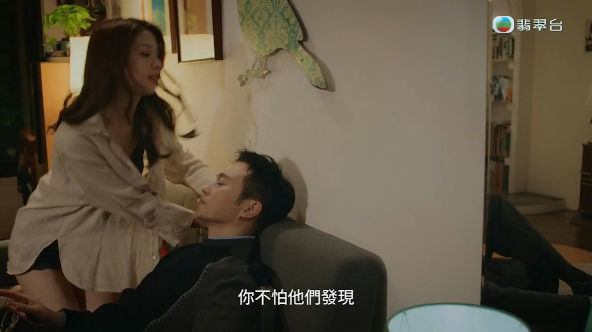 陈晓华穿黑色性感内衣会张智霖。(节目截图)