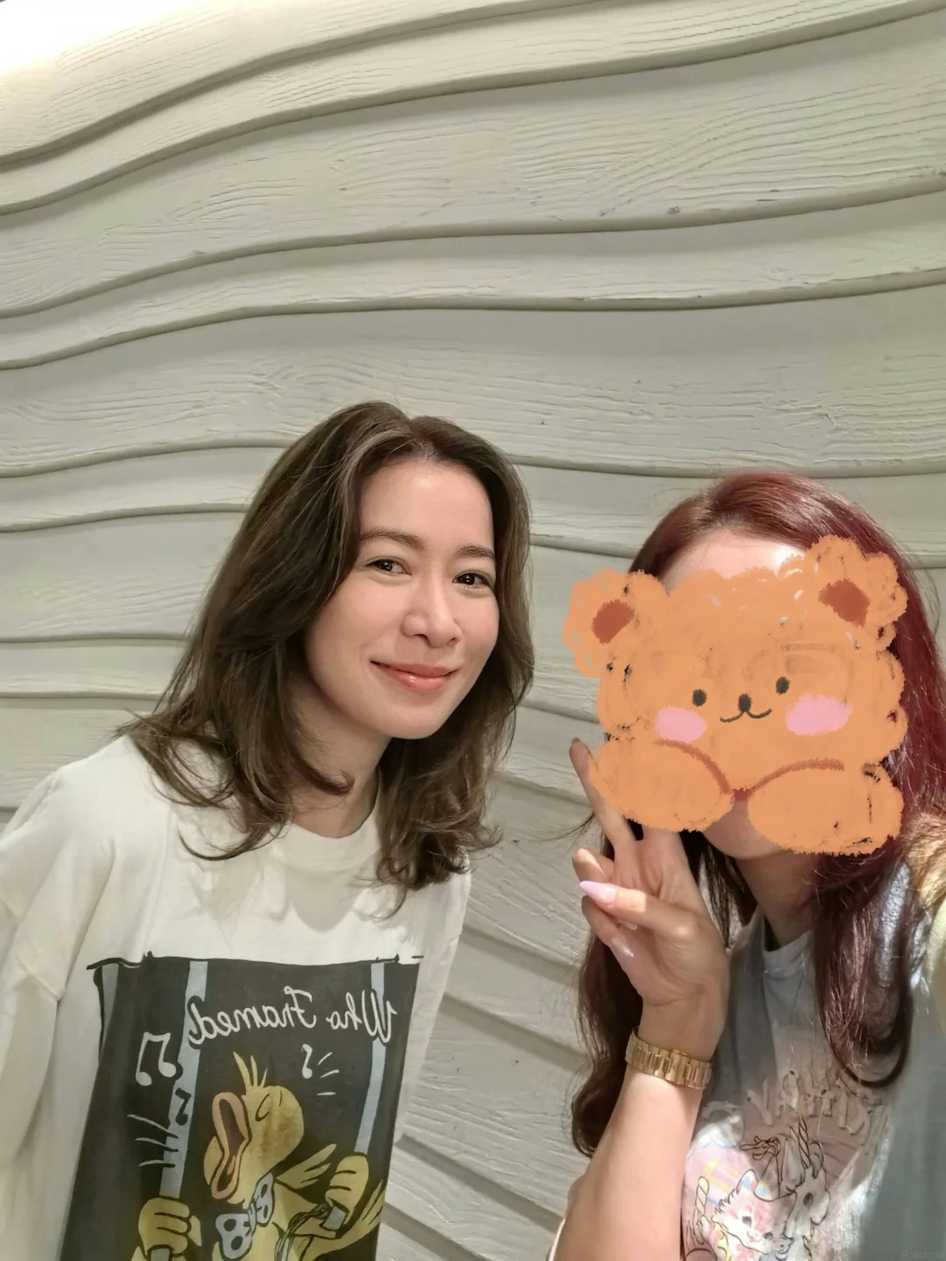 佘诗曼扶母亲尽显孝顺。