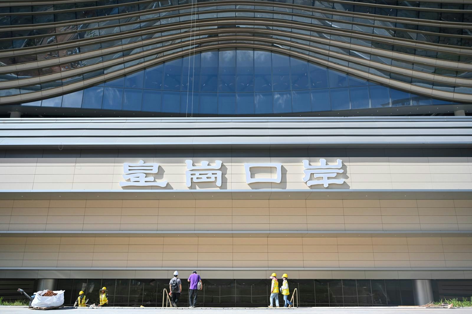 通关前拍摄的皇岗口岸字体仍是沿用旧口岸的字体,只是将颜色改成白色。(香港01)