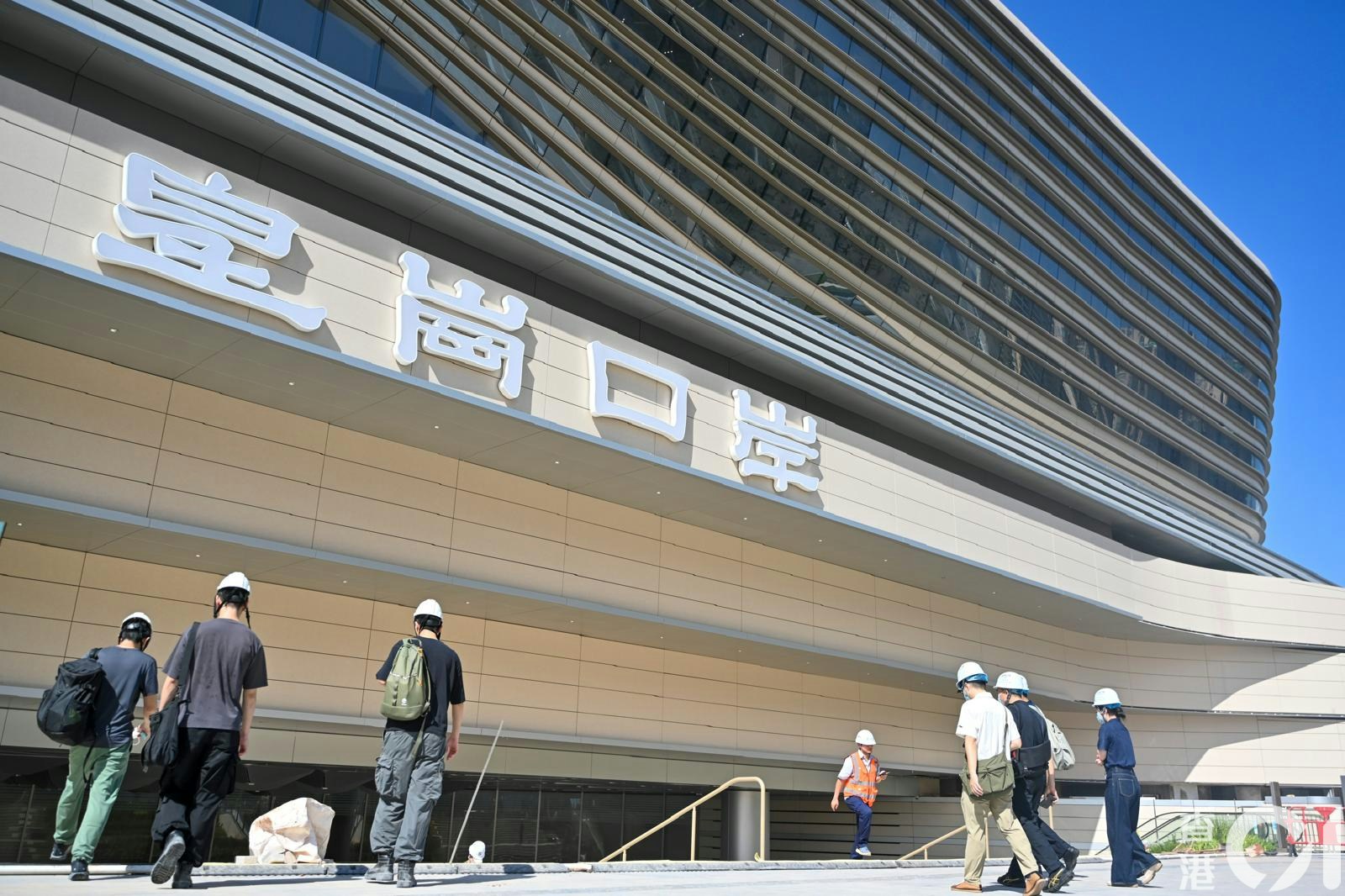 通关前拍摄的皇岗口岸字体仍是沿用旧口岸的字体,只是将颜色改成白色。(香港01)