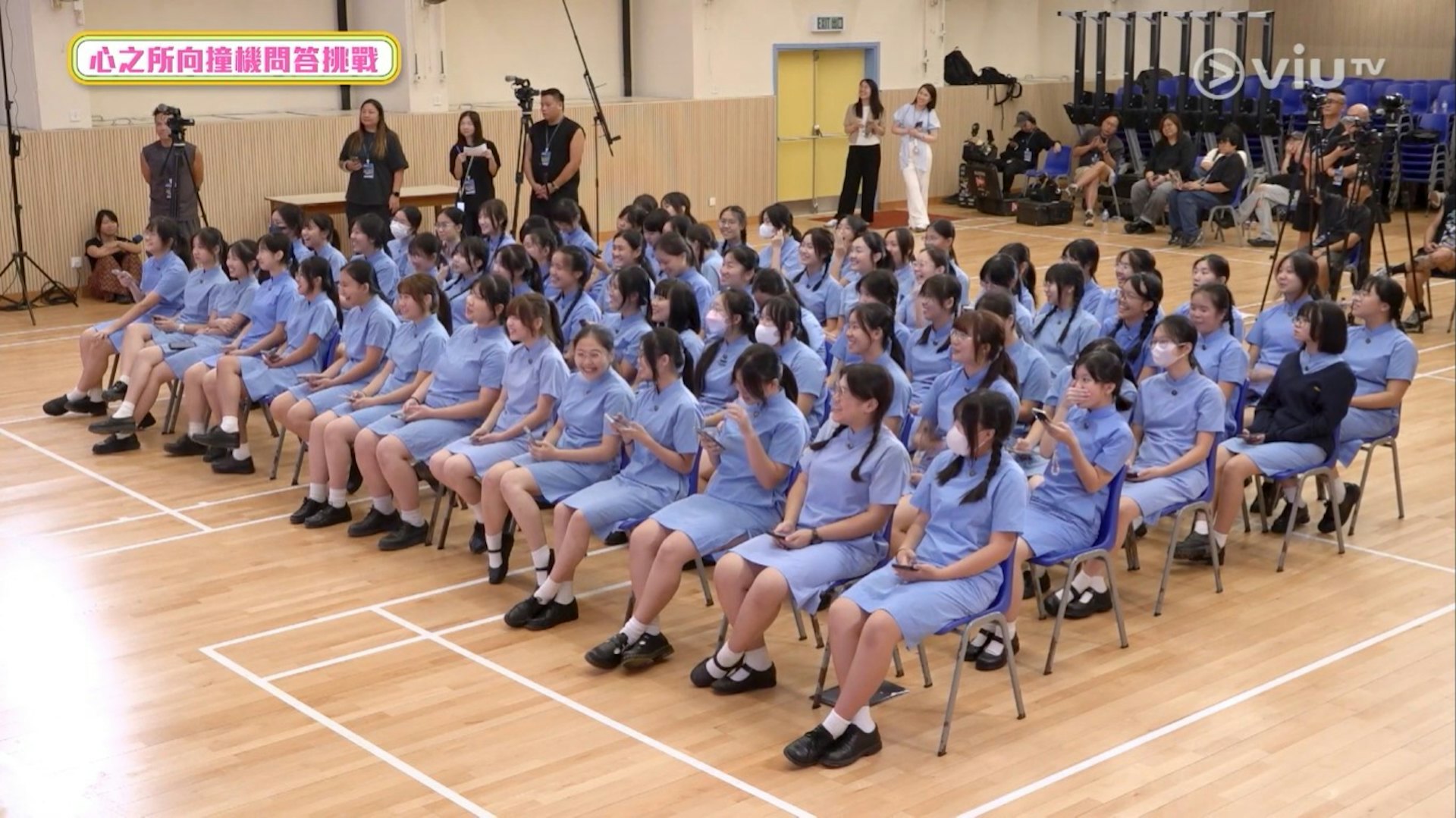 MIRROR 12子来到学校与同学们玩游戏。(节目截图)