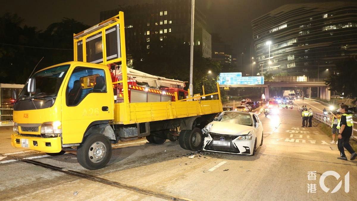 加士居道天橋凌志猛撼箭咀車 插穿擋風玻璃 司機擦傷流血