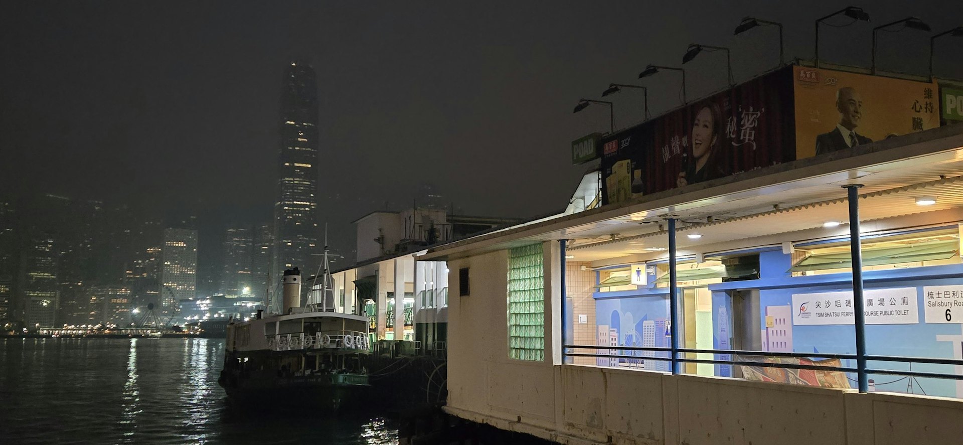 天文台预测,本港今日(10月14日)渐转多云。初时有一两阵微雨,部份地区能见度较低。日间最高气温约31度。