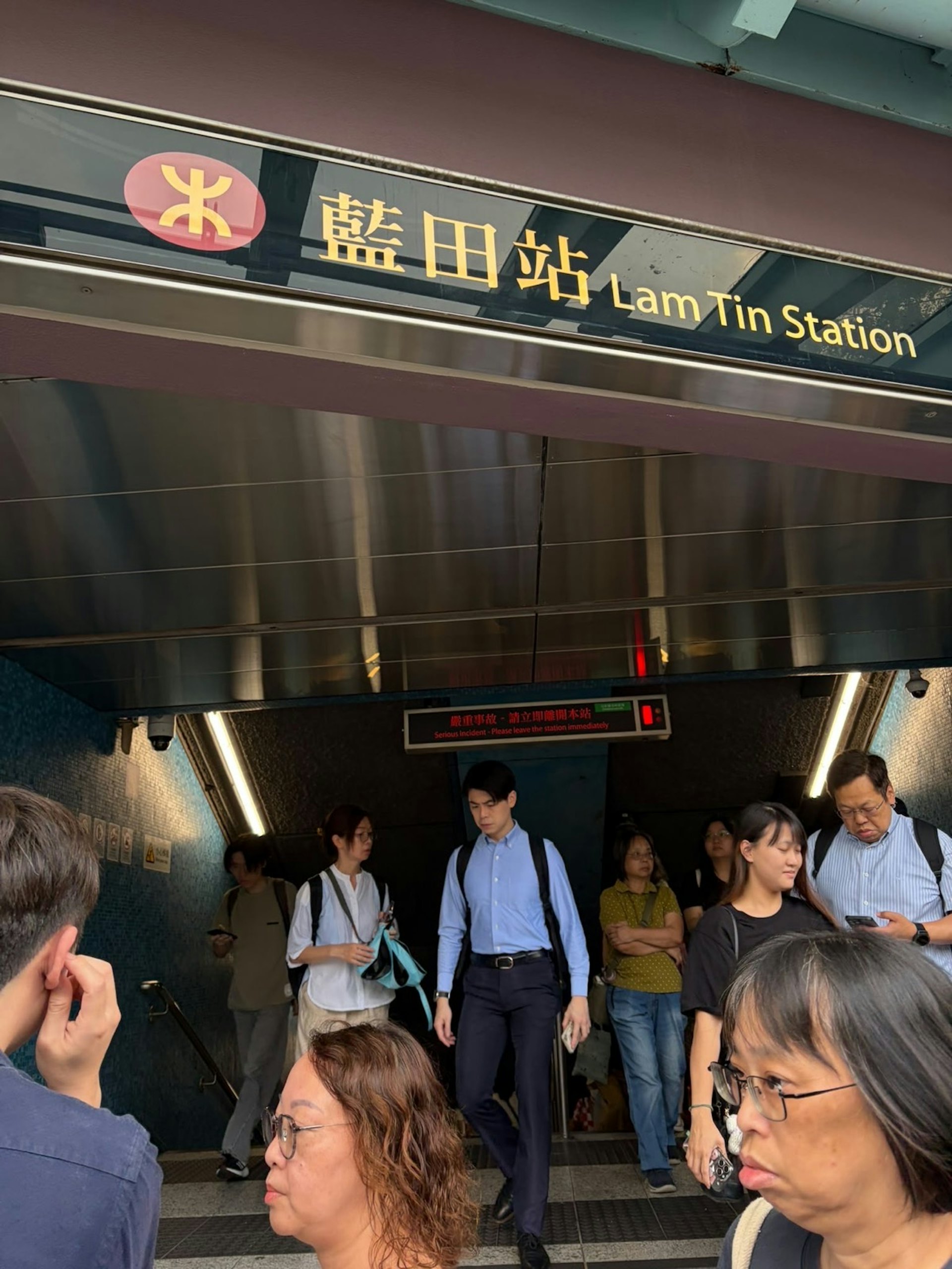 蓝田站设备冒烟致观塘线服务受阻 港铁连续两日高峰故障 蓝田站设备冒烟致观塘线服务受阻 港铁连续两日高峰故障