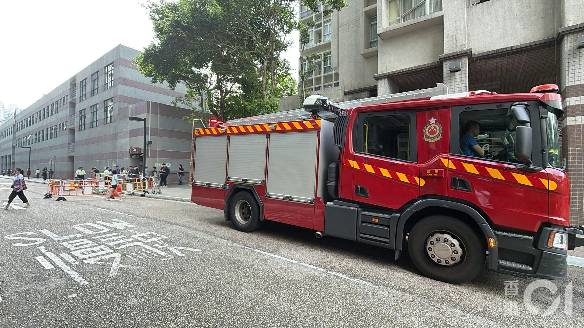 消防车接报到场戒备。