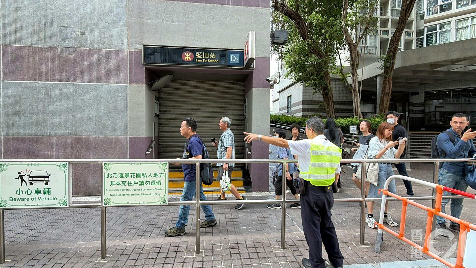 港铁蓝田站D2出口亦已落铁闸,现场有人员正指示市民转乘其他交通工具。