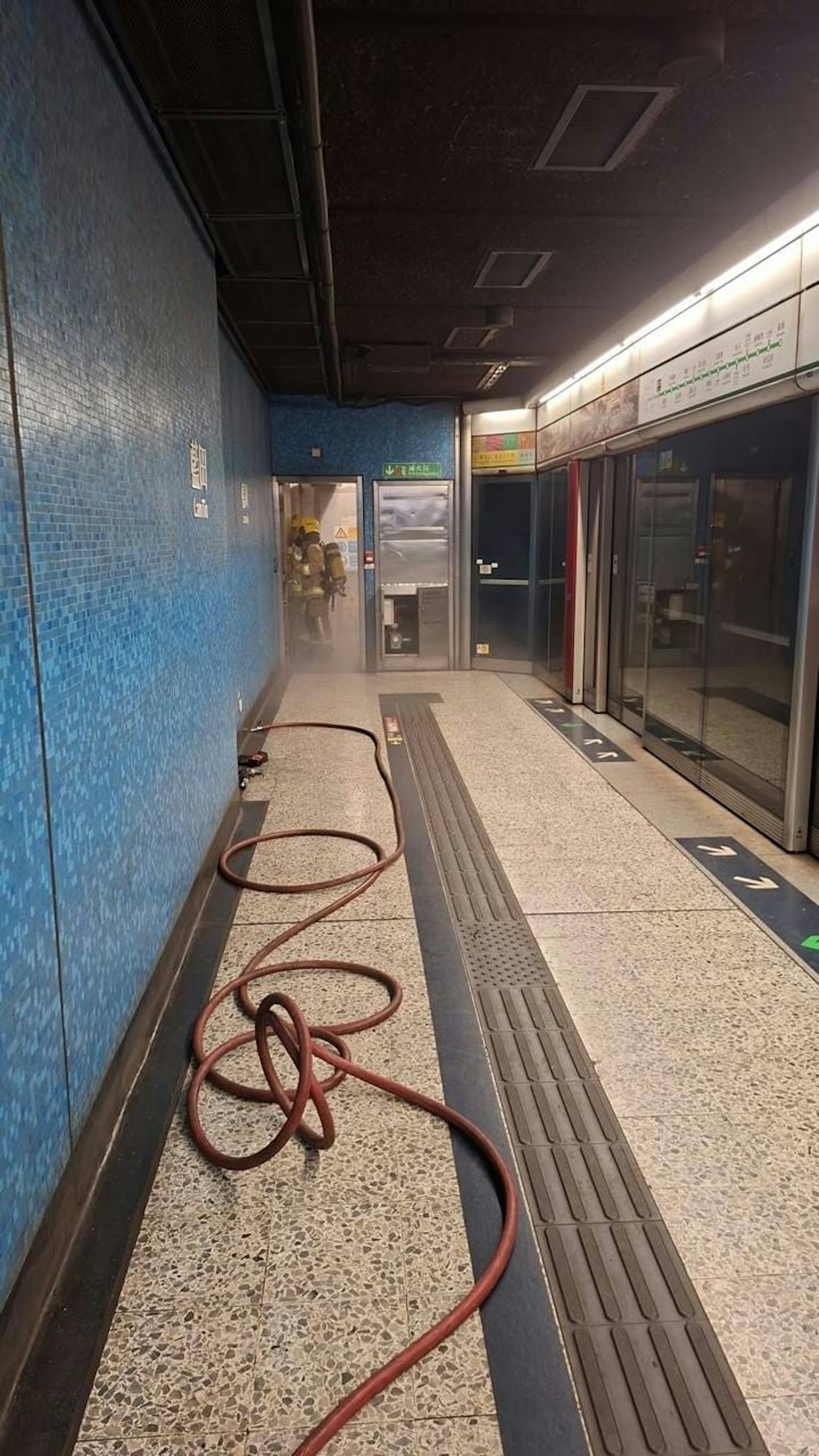 港铁蓝田站机房冒烟消防介入 列车不停靠需预留时间 港铁蓝田站机房冒烟消防介入 列车不停靠需预留时间