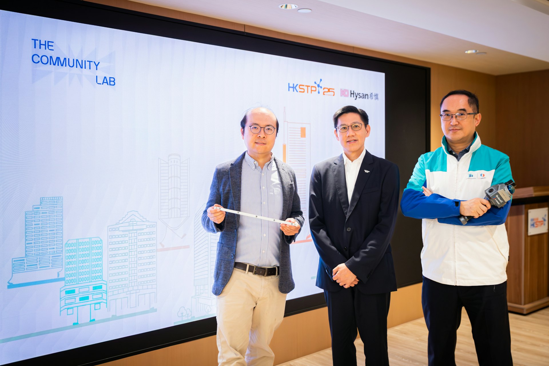 希慎与香港科技园公司持续推动初创企业的创新科技落地,其中促成了雅弦科技与海宏技术两间初创与希慎合作。图为希慎兴业有限公司发展部建筑系统及创新科技主管余伟沛(中),与雅弦科技联合创办人及首席技术官司徒健南(左)及海宏技术首席数码官吴志威(右)。