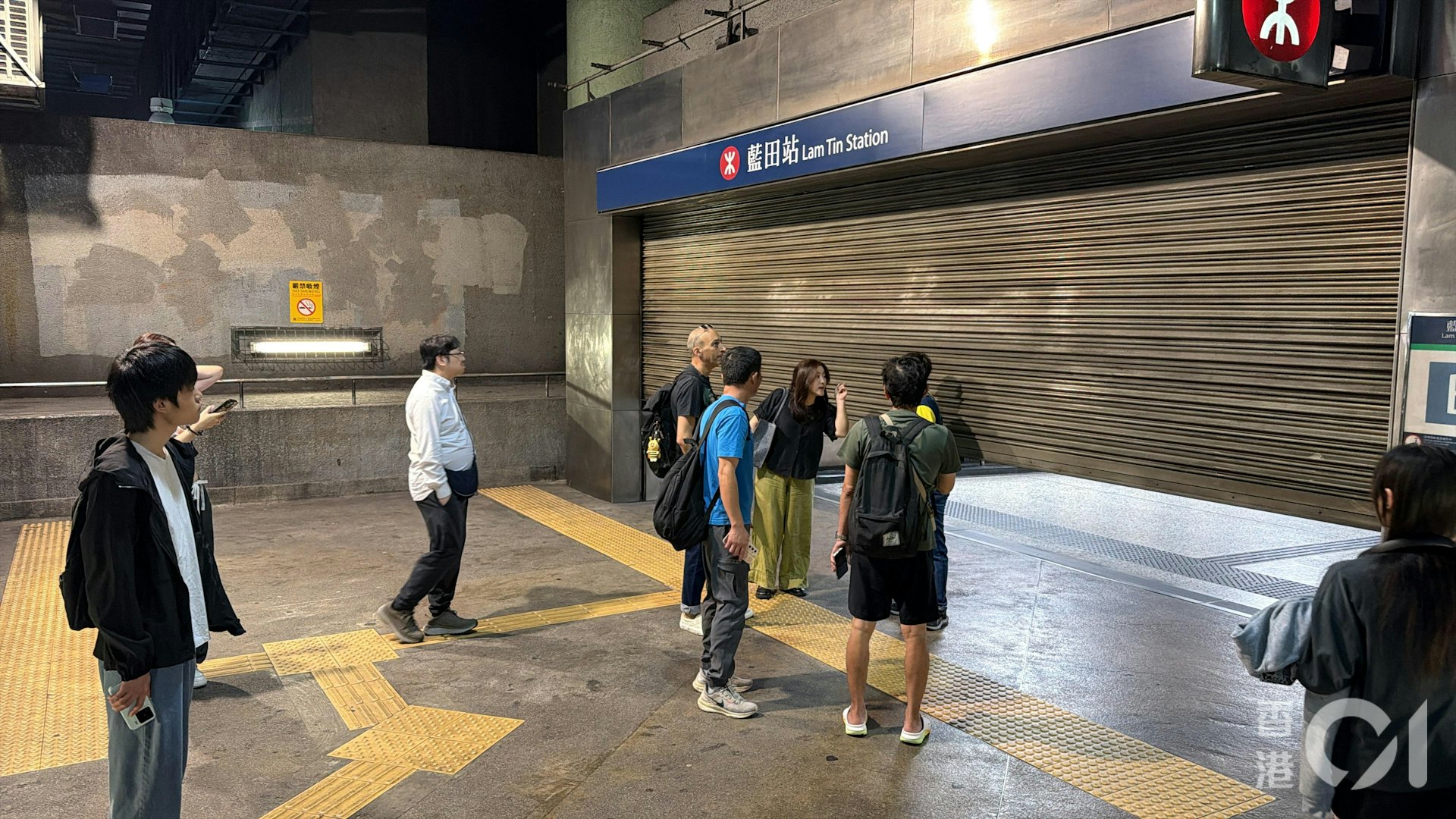港铁蓝田站B出口已落铁闸。