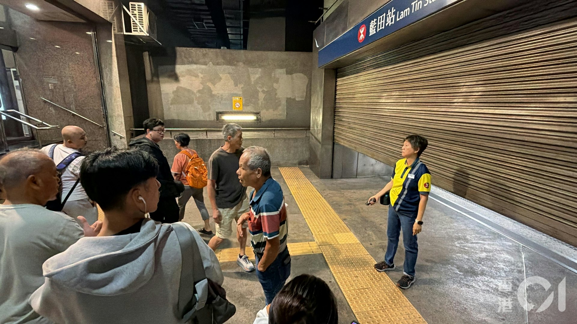 港铁蓝田站B出口已落铁闸。