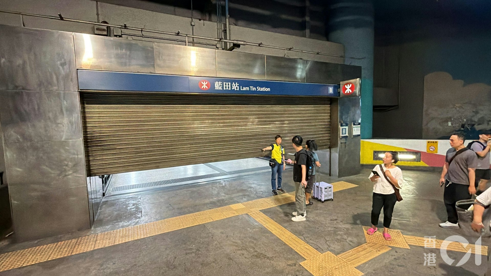 港铁蓝田站B出口已落铁闸。