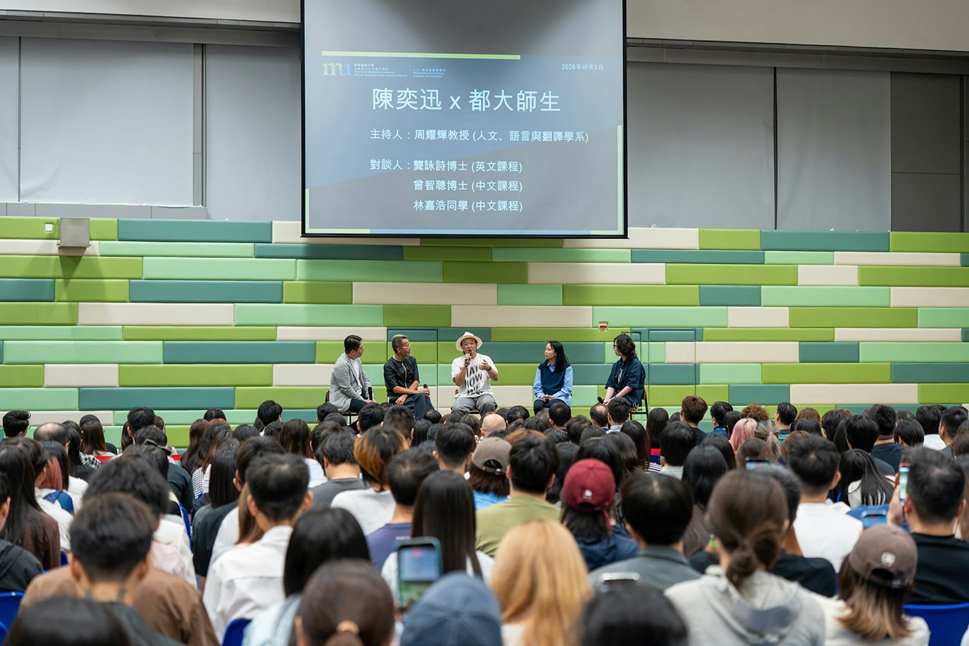 谈及年轻音乐人的特质,陈奕迅认为要忠于自己,做自己想做的事,热爱是最重要的动力。