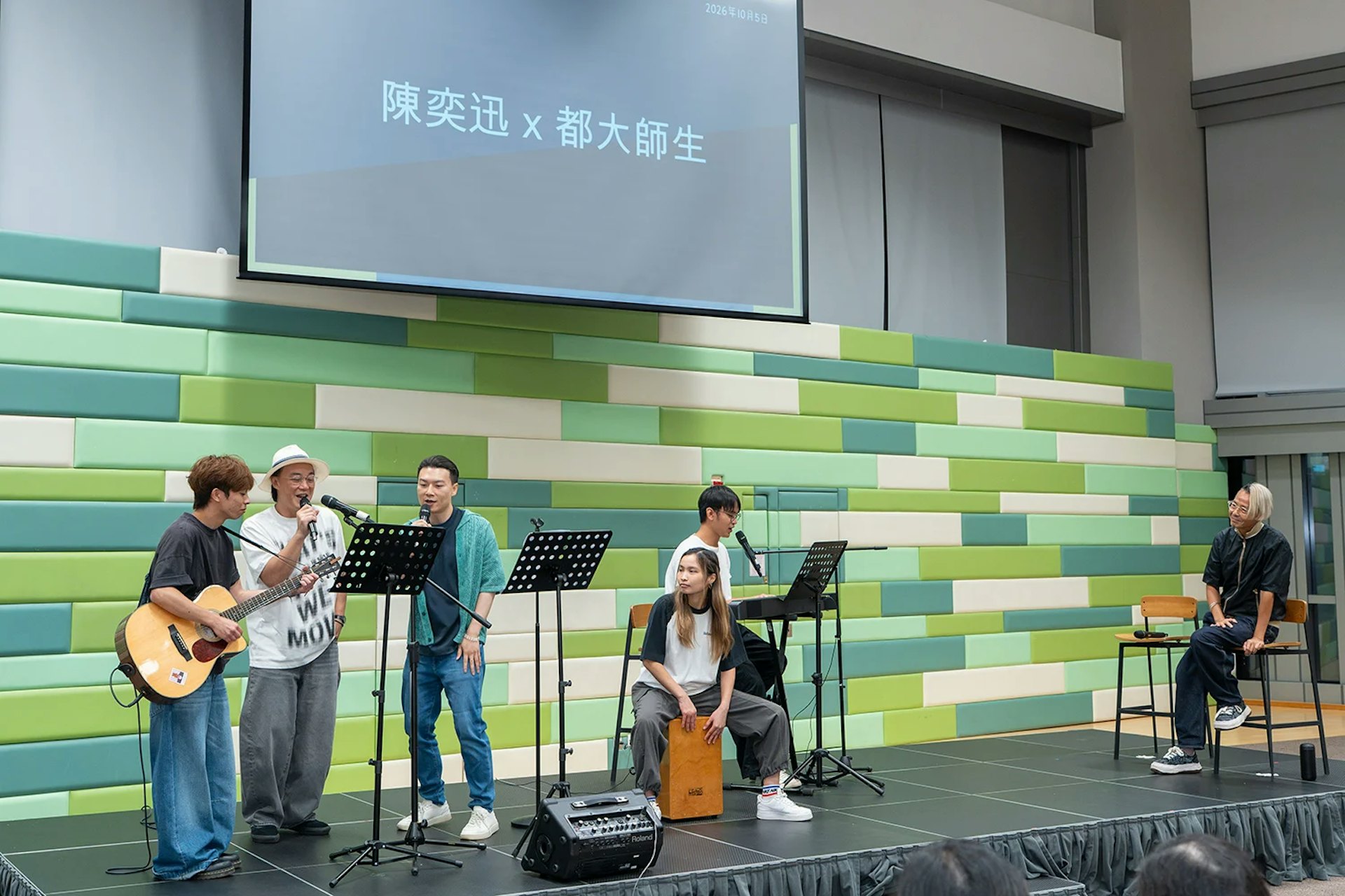 陈奕迅欣赏师生演出,赞赏并即兴与他们合唱《忘记歌词》。