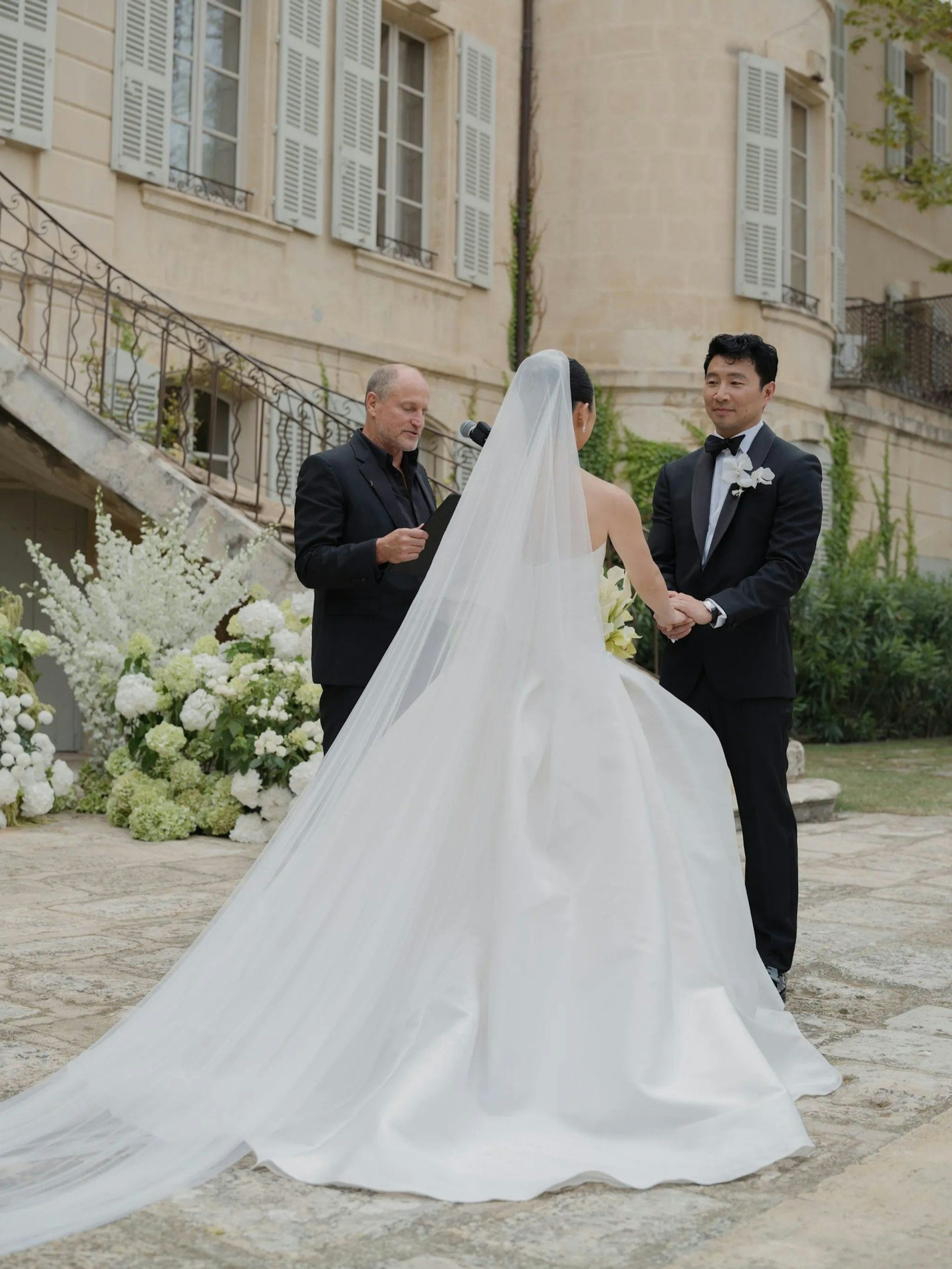 「尚气」刘思慕婚礼请到Woody Harrelson朗诵《手之祝福》(Instagram@simuliu)