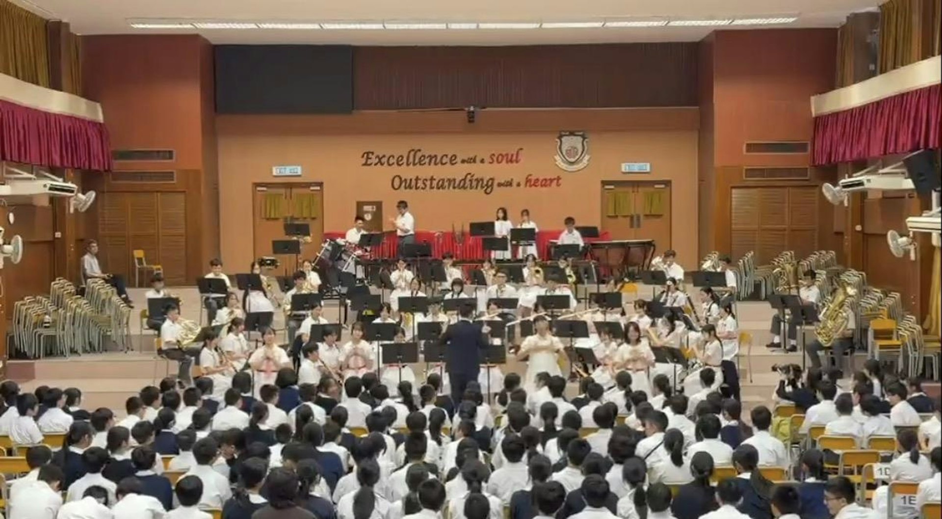 保良一中管乐团演绎《旋转木马》 男生戴猫耳反串伴舞获赞近万 保良一中管乐团演绎《旋转木马》 男生戴猫耳反串伴舞获赞近万