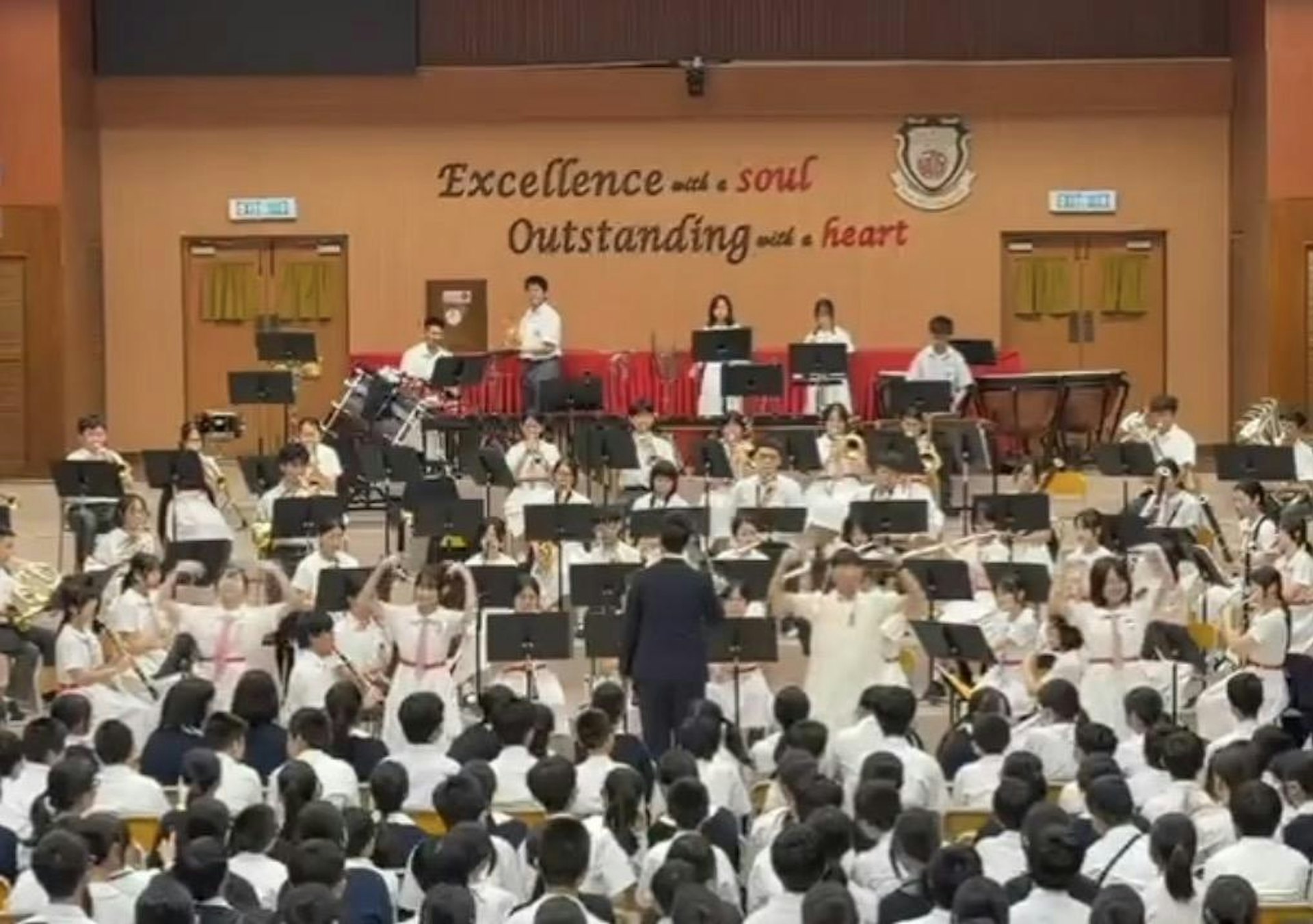 台上有4名学生伴舞,其中一名男同学更戴上猫耳头饰反串女装,成功推动气氛。(Threads@ultra.power.bank 截图)