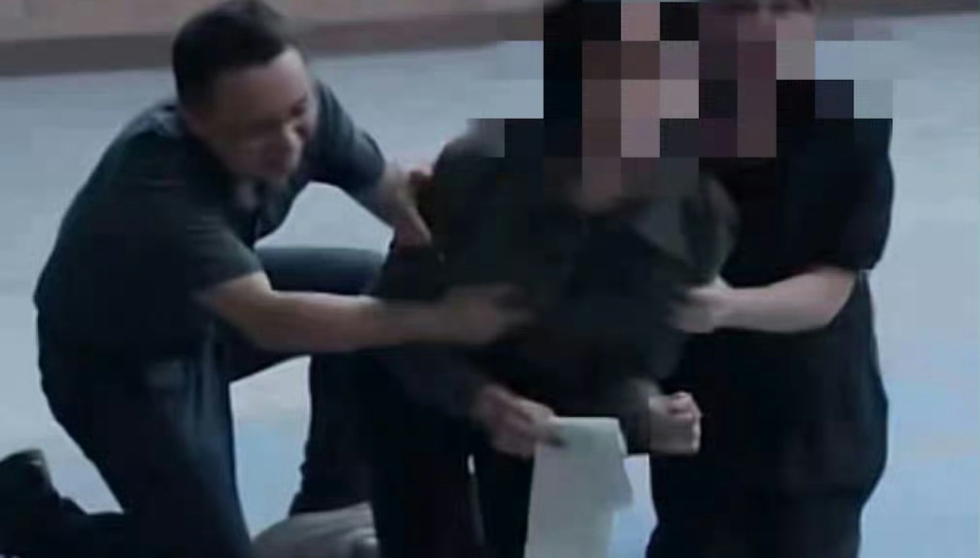 网民发现《此处通往繁星》片中疑似男群演猥亵女演员画面。