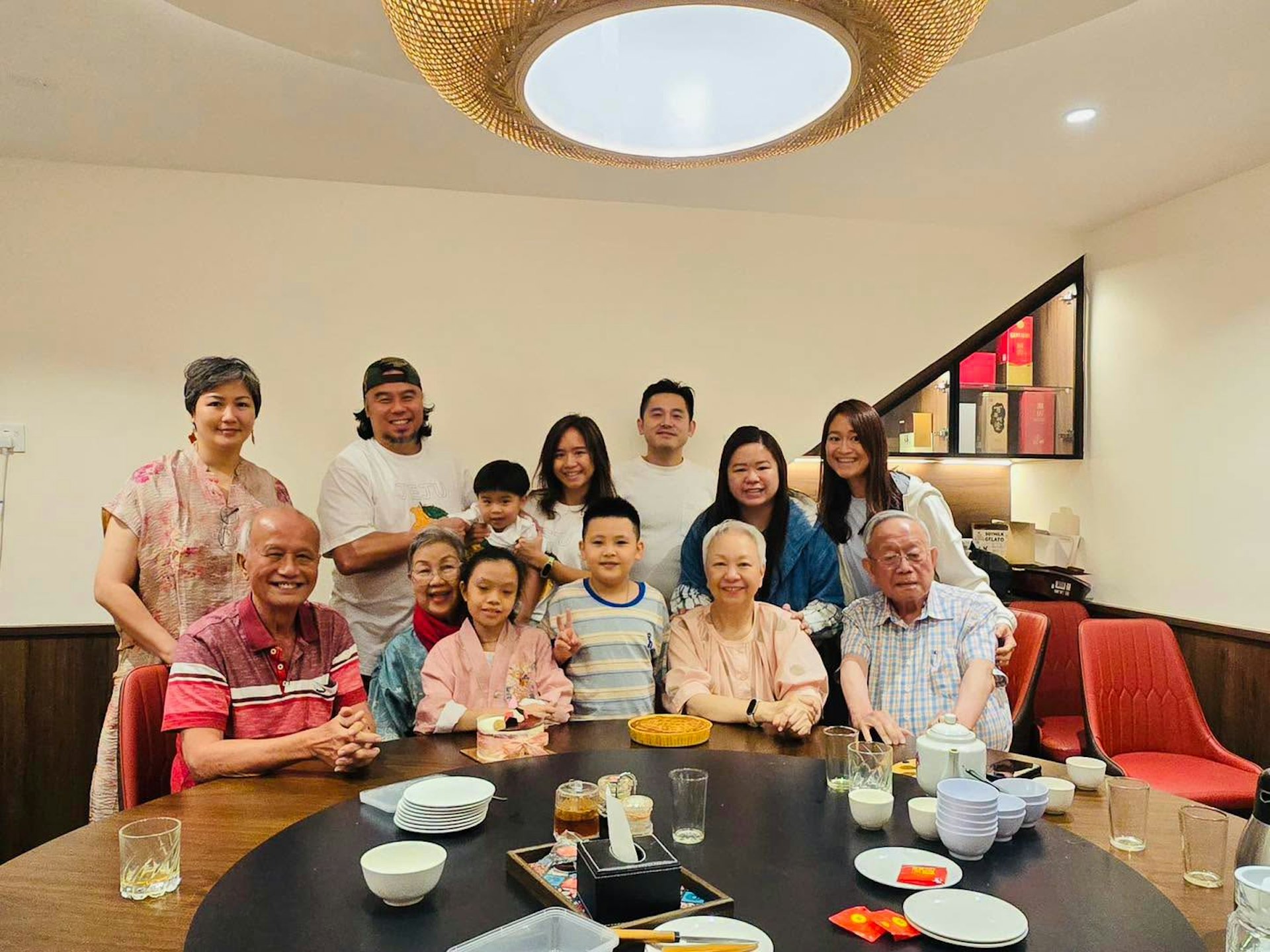 陈秋霞为长女钟惠严庆生,二女儿钟惠雅罕见亮相豪门 陈秋霞为长女钟惠严庆生,二女儿钟惠雅罕见亮相豪门
