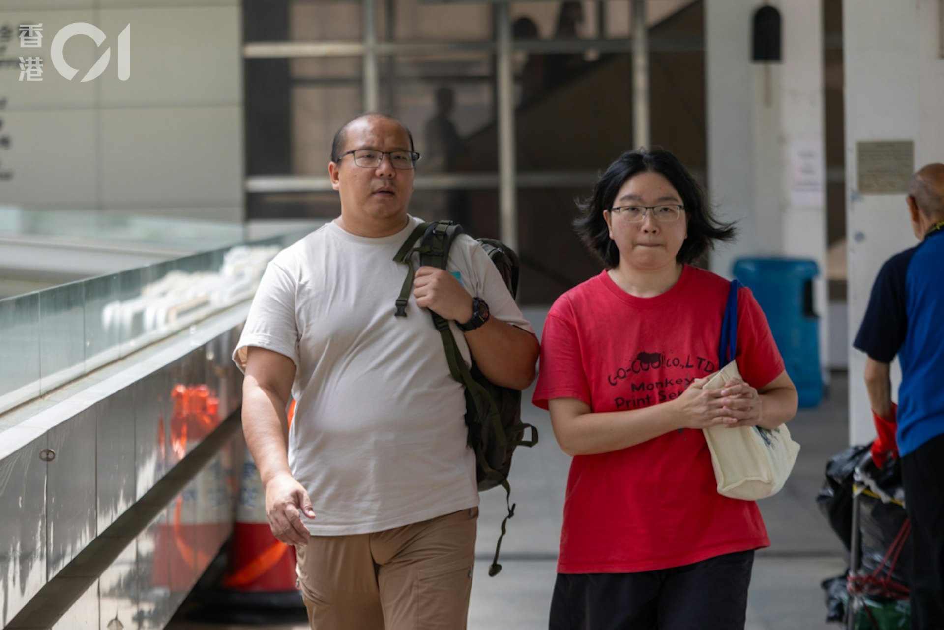 港人曾伟邦及关佩仙回港后向入境处求助,Lily则留在当地生活。