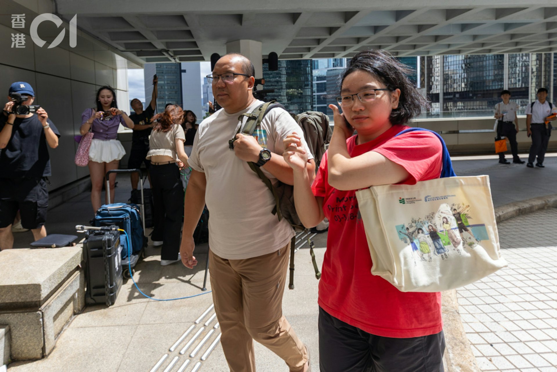 瑞典因隐私法规拒采Lily DNA样本,港府坚持验血亲,父母拟申请紧急司法复核 瑞典因隐私法规拒采Lily DNA样本,港府坚持验血亲,父母拟申请紧急司法复核
