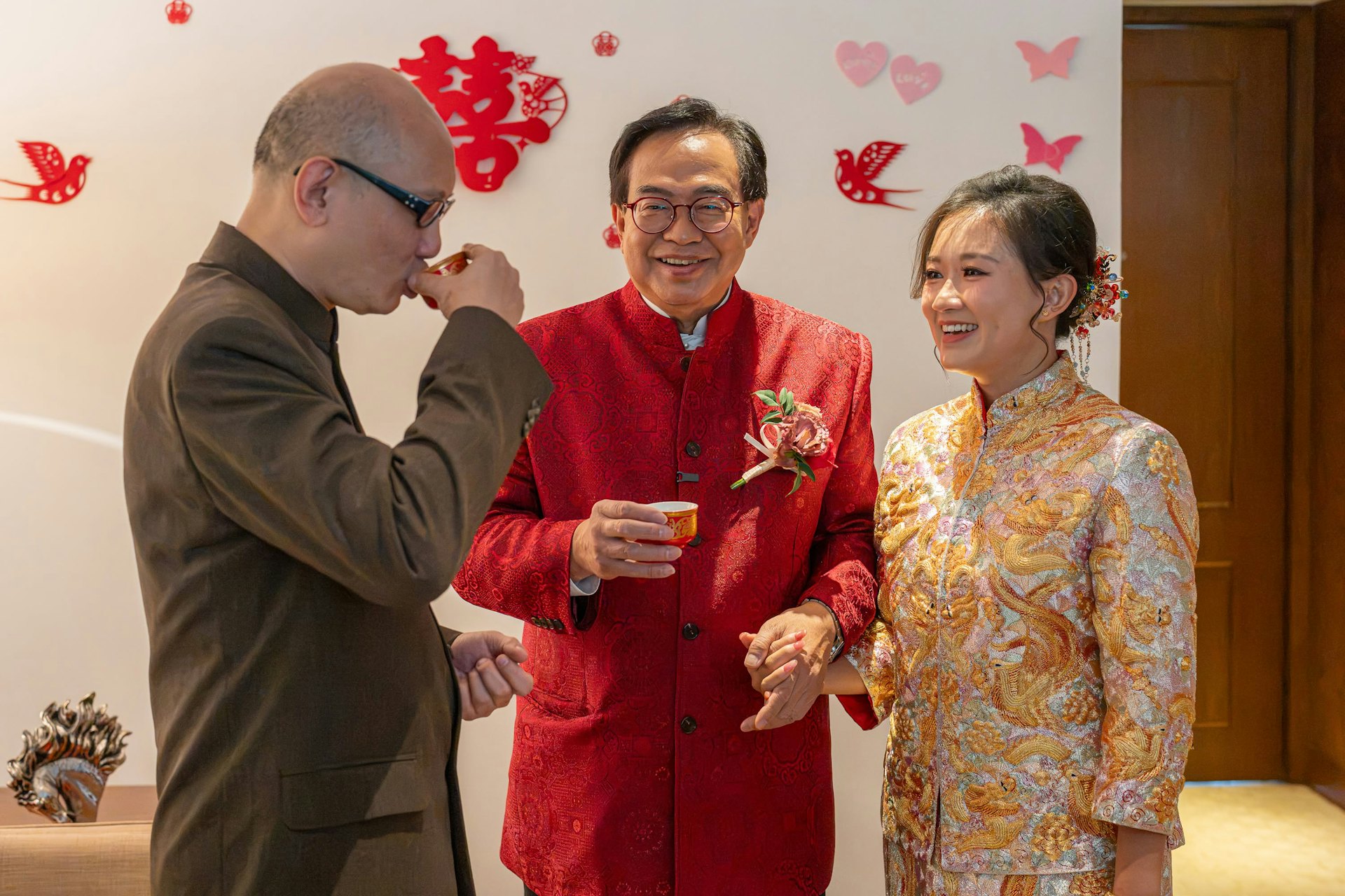 卢伟国向外父敬茶(余仲欣FB)