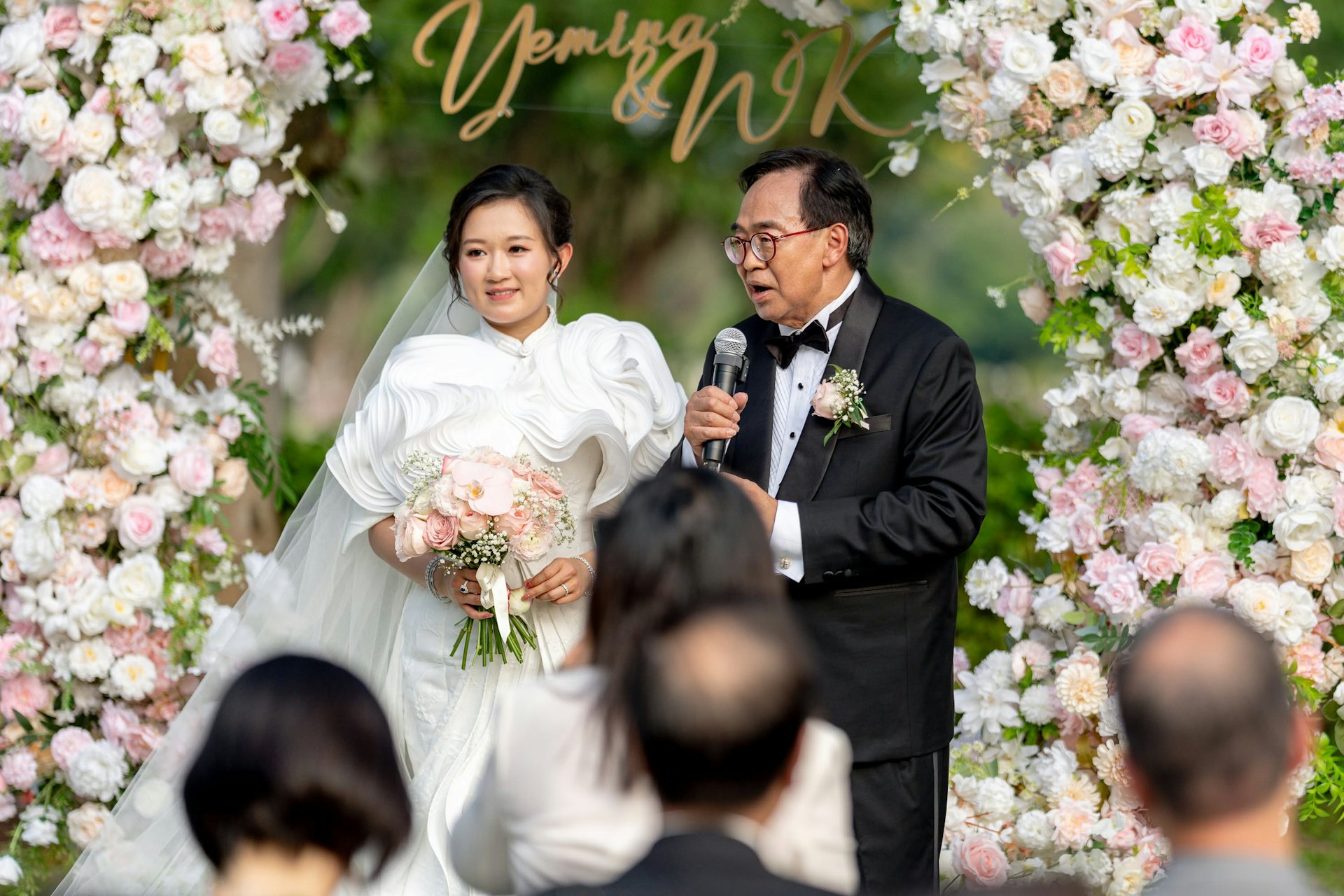 2026年10月11日,73岁的经民联主席卢伟国,与年轻逾四十年的90后粤剧演员余仲欣结婚。(余仲欣FB)