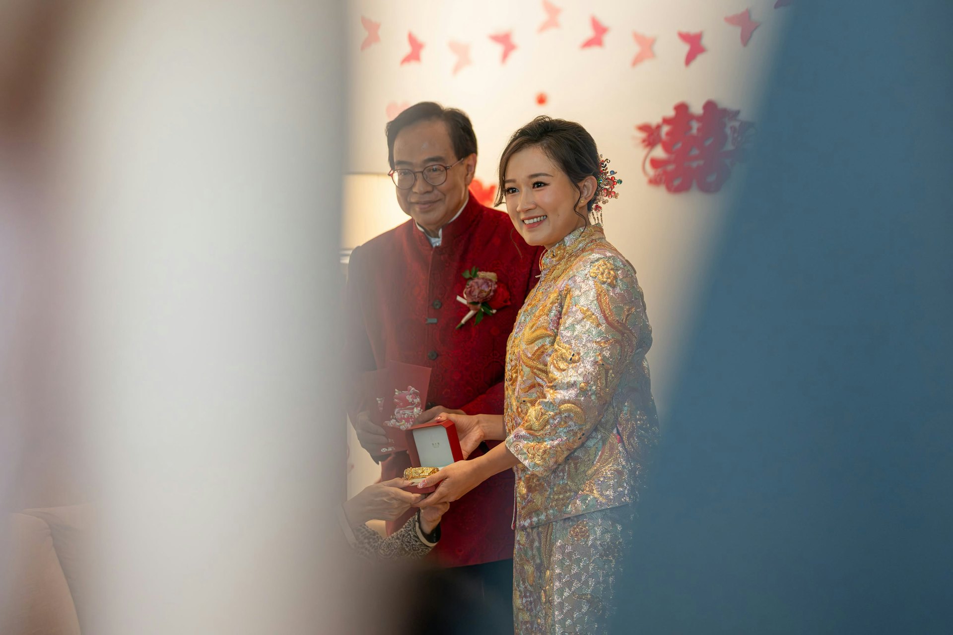 卢伟国向年轻岳父敬茶细节曝光,相识26载许配千金予老友 卢伟国向年轻岳父敬茶细节曝光,相识26载许配千金予老友