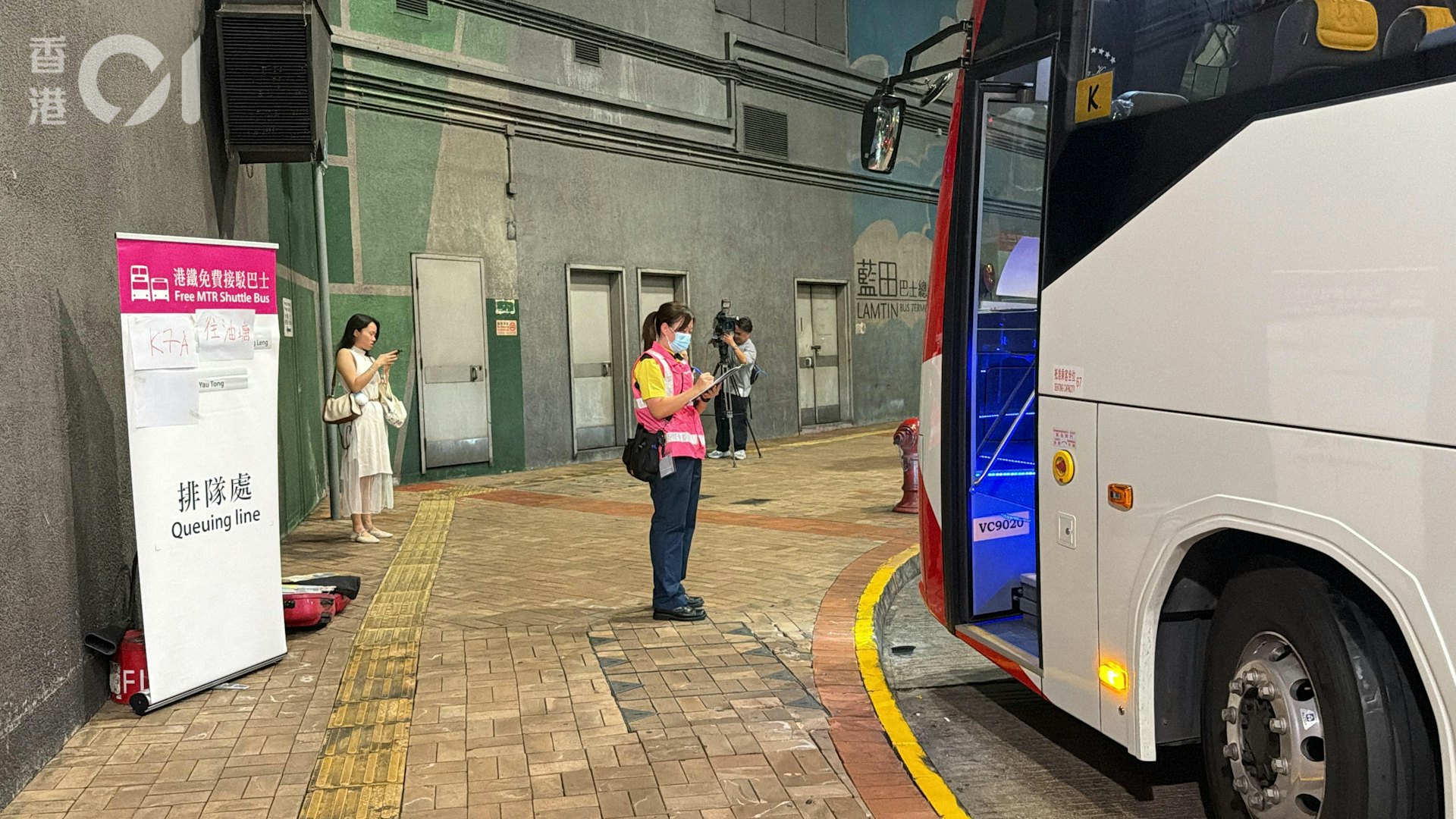 港铁职员到场安排接驳巴士事宜。