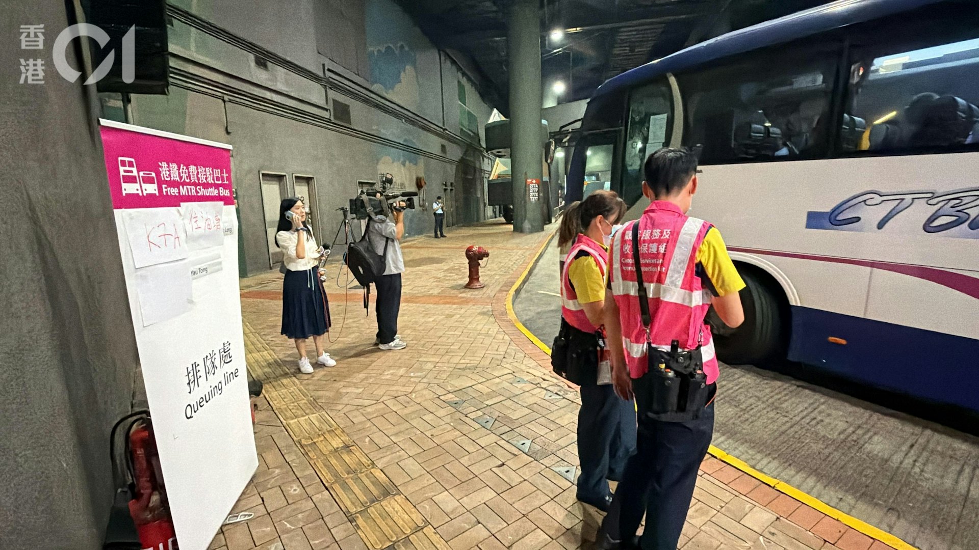 港铁职员到场安排接驳巴士事宜。
