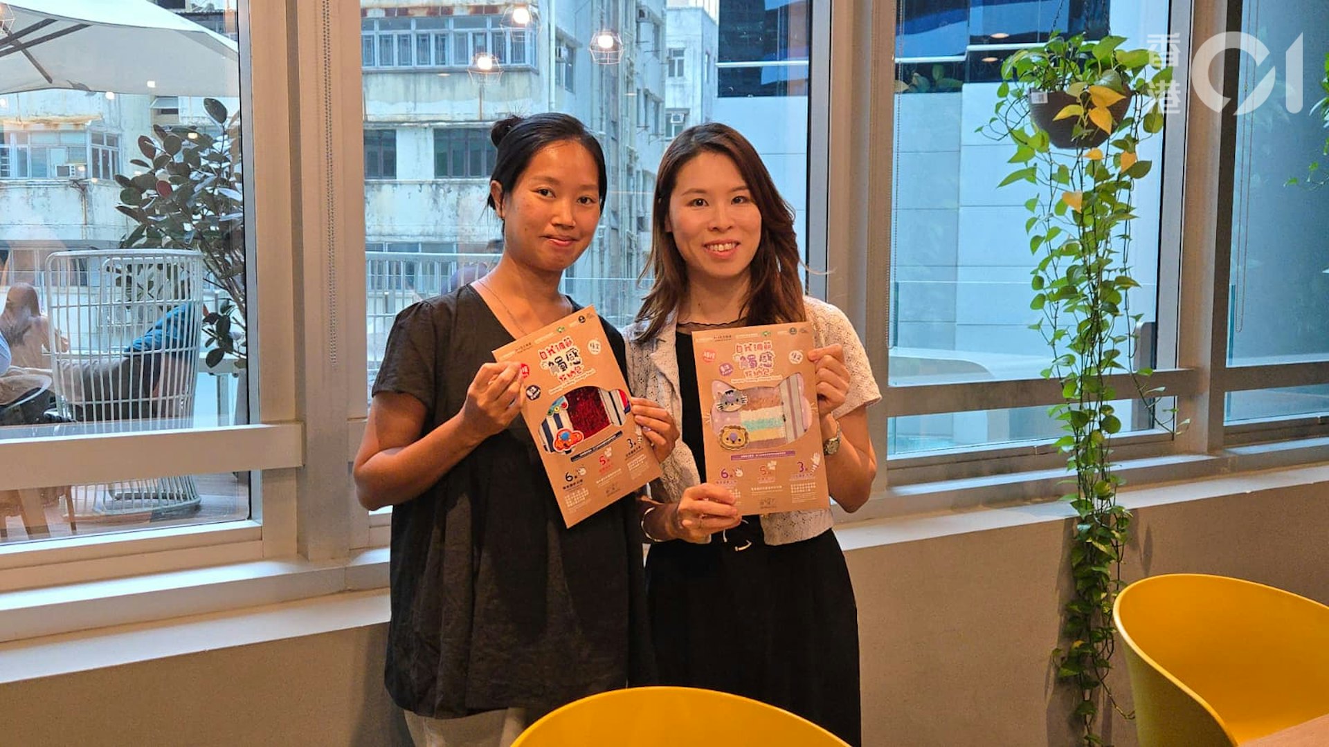香港基督教女青年会Y-SENse特殊教育需要服务中心单位主任潘诗雅(右)指,设计触感收纳包时收集了超过100个儿童意见,