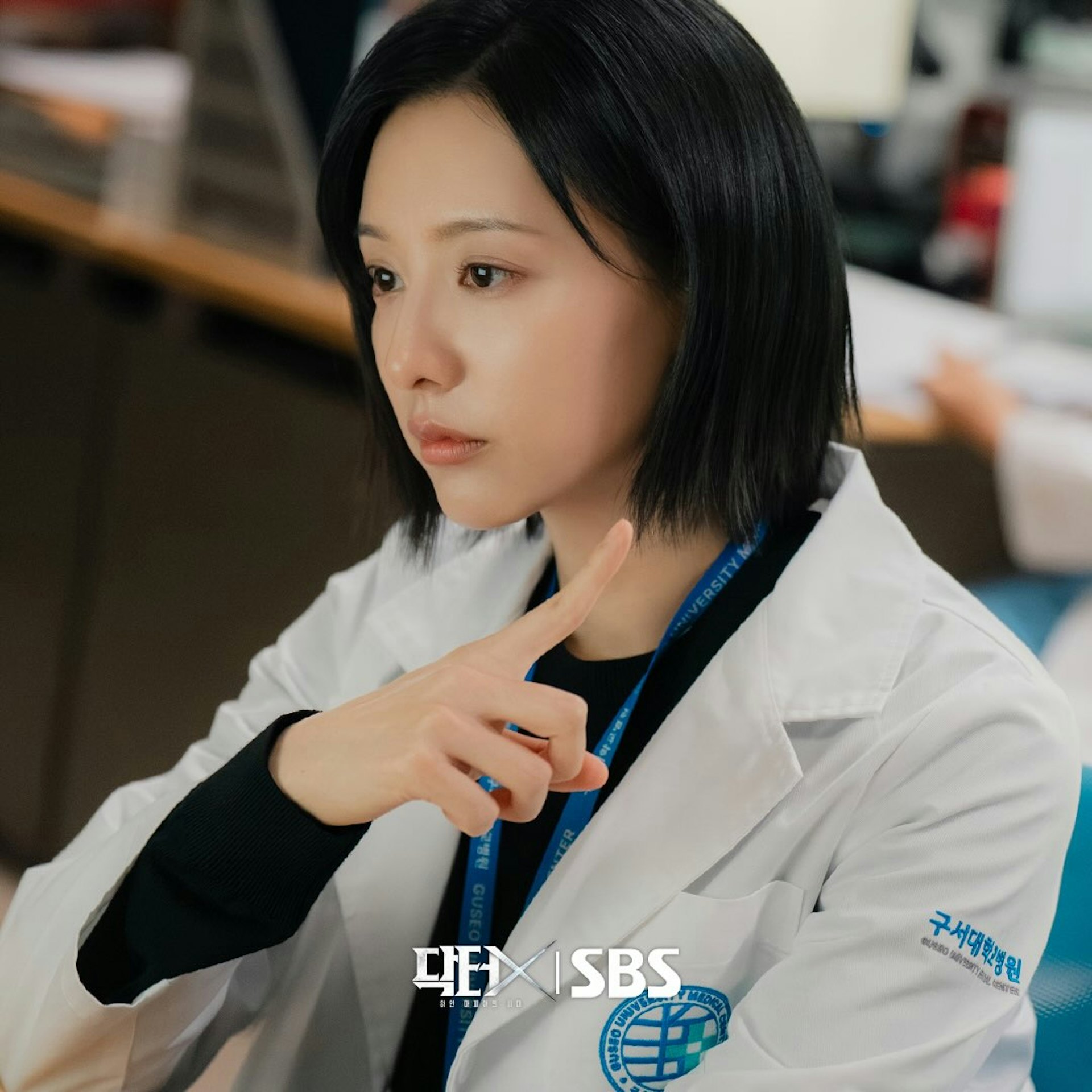金智媛凭借《Doctor X:白色黑手党时代》中「时间一到即打卡落班、下了班就大口吞饭」的社畜人设被全网打工仔封为「精神鸦片」。(IG@sbsdrama.official)
