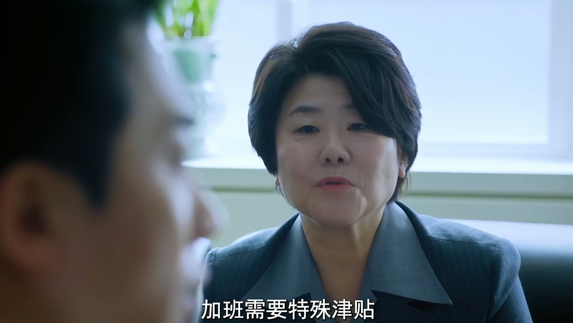 《Doctor X:白色黑手党时代》中,桂水晶严格遵照劳动合约做事:合约明订「不写报告、不参加巡房、不涉足派系、不做多余社交」。(《Doctor X:白色黑手党时代》剧照)
