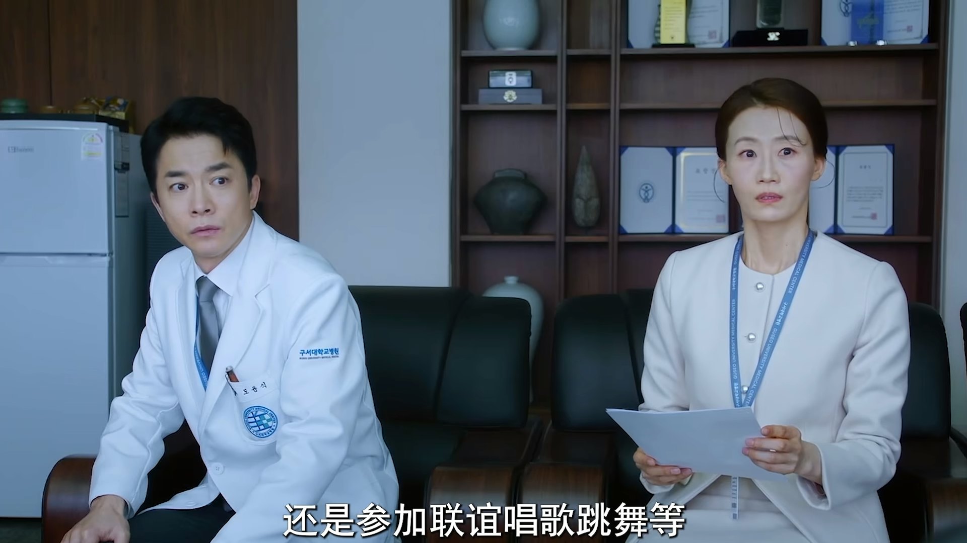 《Doctor X:白色黑手党时代》中,桂水晶严格遵照劳动合约做事:合约明订「不写报告、不参加巡房、不涉足派系、不做多余社交」。(《Doctor X:白色黑手党时代》剧照)