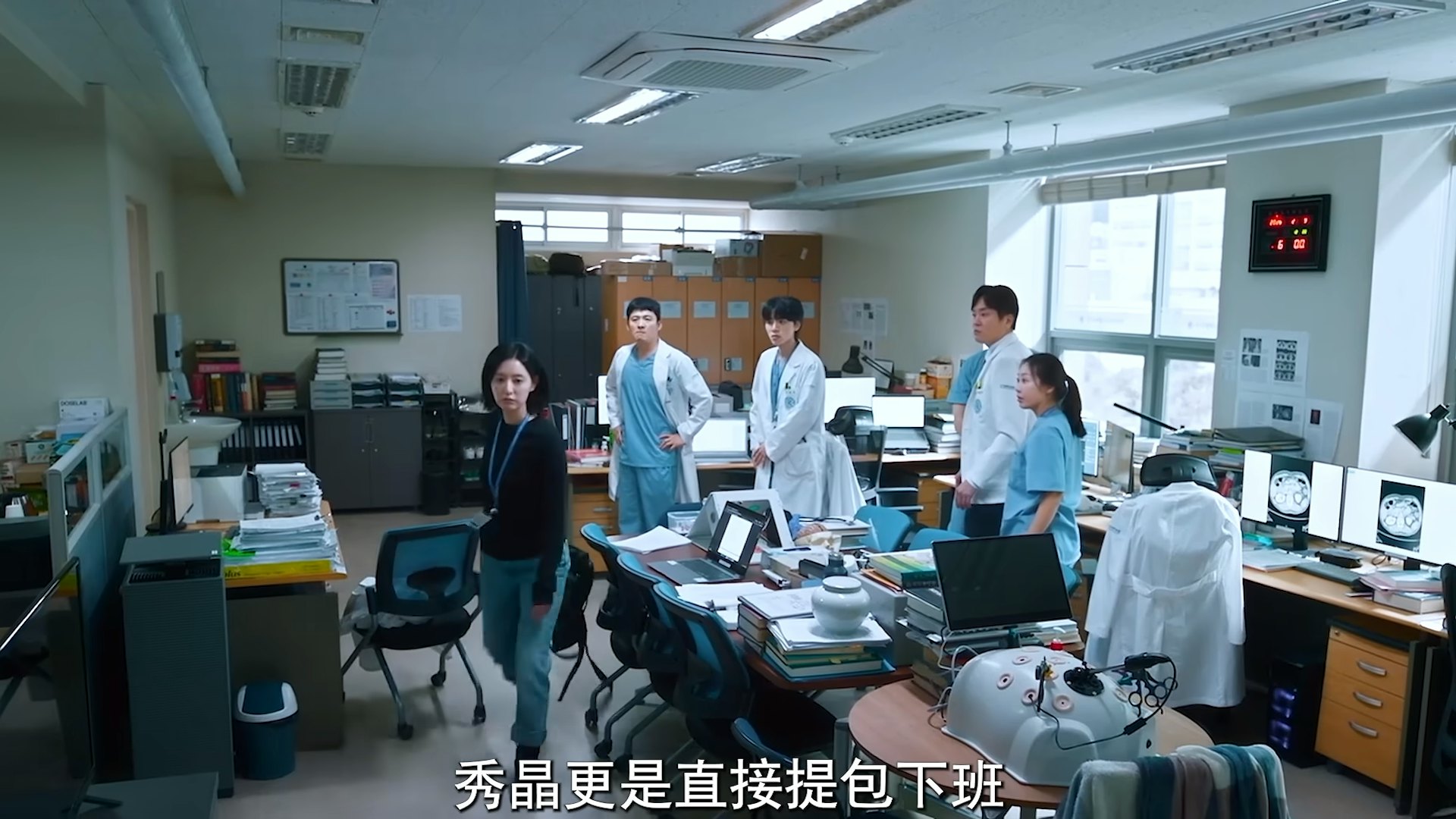 最让观众看得直呼爽快的是,只要时钟指针指向傍晚6点,无论现场权力斗争多激烈或高层长官如何威逼利诱,桂水晶都当场脱下白袍掉头就走、打卡落班。(《Doctor X:白色黑手党时代》剧照)