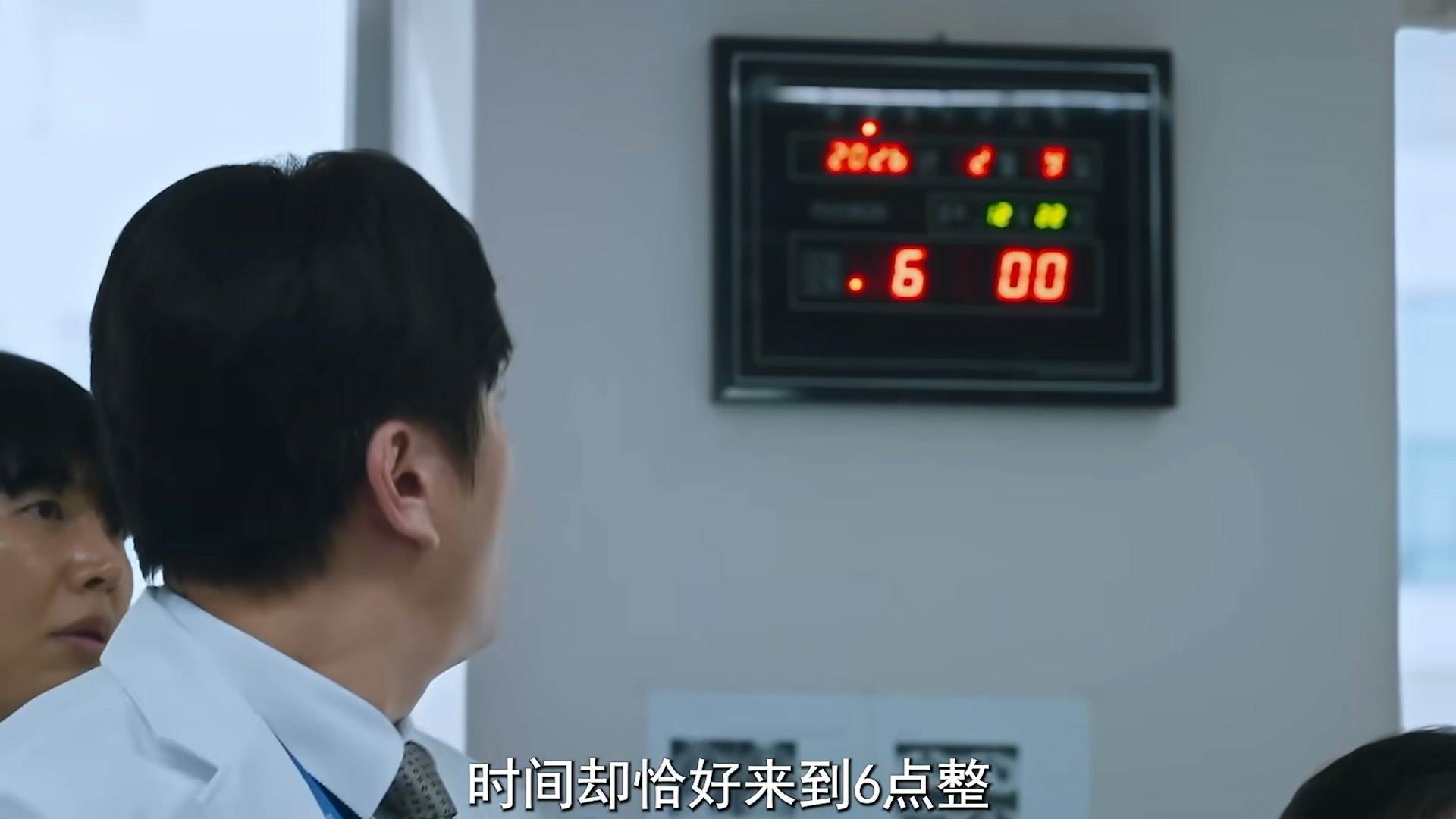 最让观众看得直呼爽快的是,只要时钟指针指向傍晚6点,无论现场权力斗争多激烈或高层长官如何威逼利诱,桂水晶都当场脱下白袍掉头就走、打卡落班。(《Doctor X:白色黑手党时代》剧照)