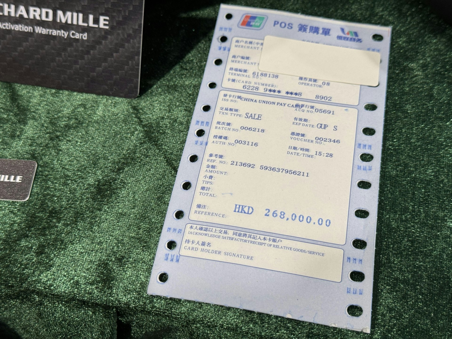 检获的冒牌手表中,部份附有整套表盒、国际保用证书(俗称出世纸)或保用卡配件,部份甚至有伪冒品质检测鉴定证书及签帐单据。
