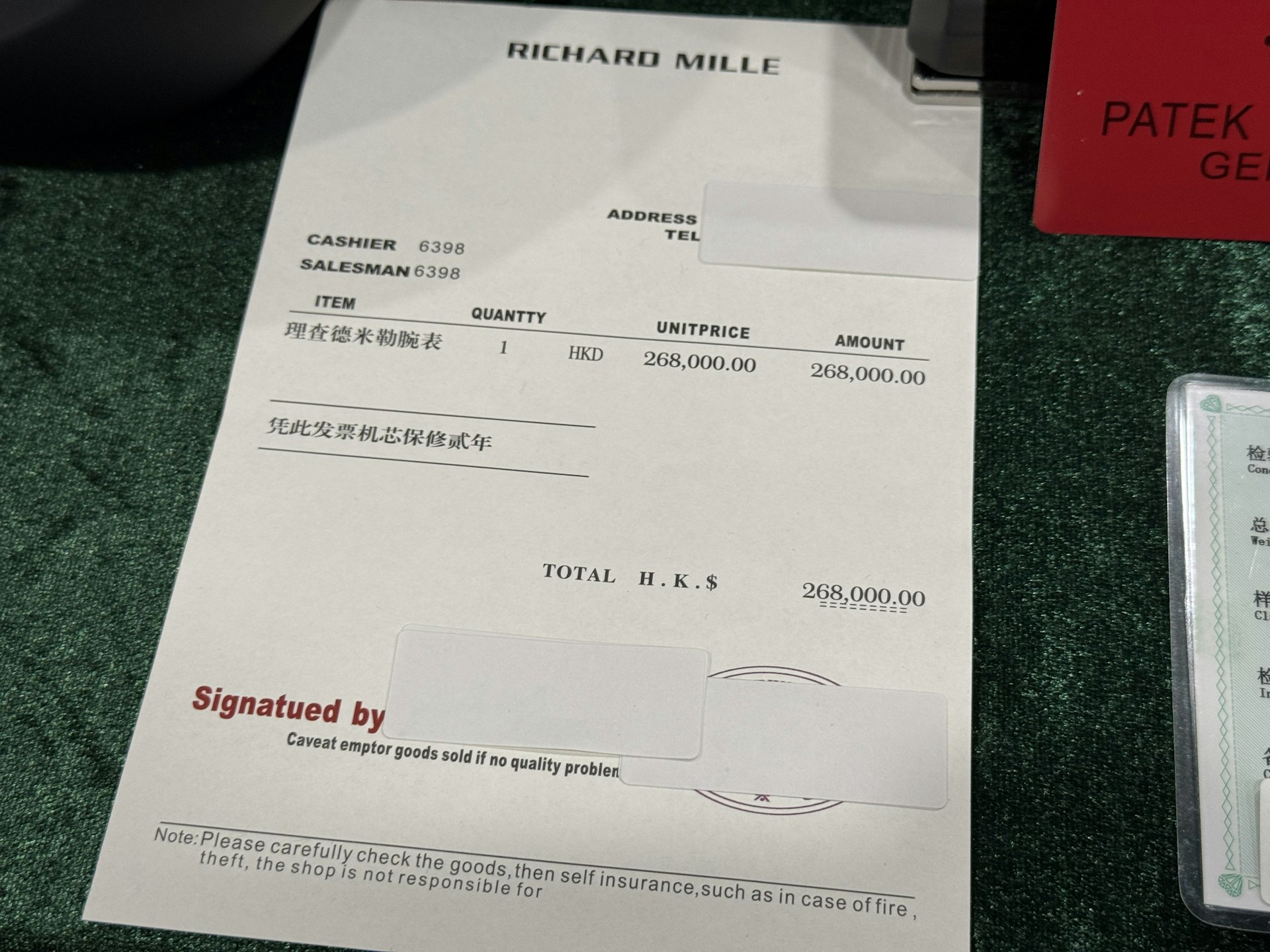 检获的冒牌手表中,部份附有整套表盒、国际保用证书(俗称出世纸)或保用卡配件,部份甚至有伪冒品质检测鉴定证书及签帐单据。