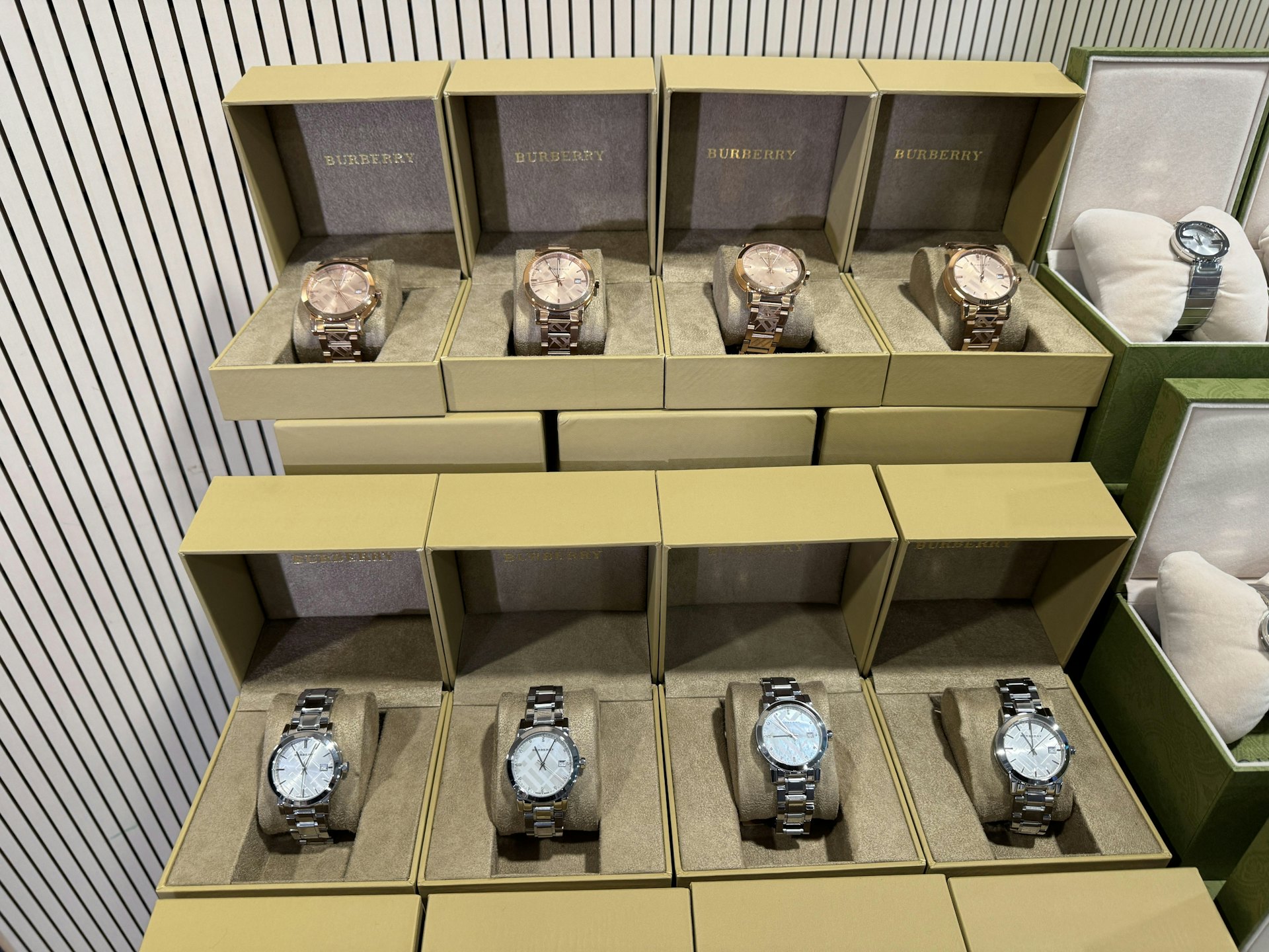 行动中检获的手表均冒充贵价的名牌手表。