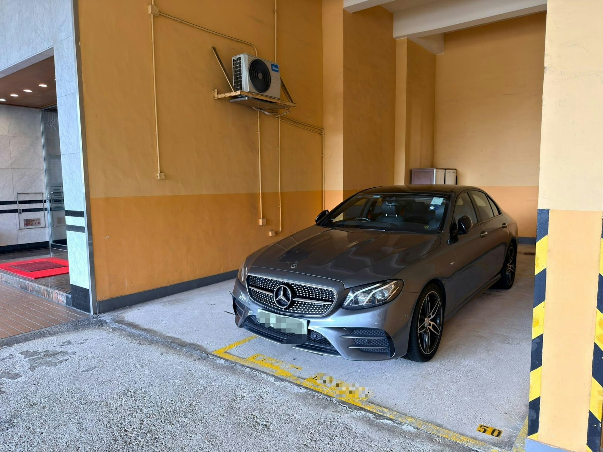 行动中,两辆涉案私家车已被扣查作进一步检验。