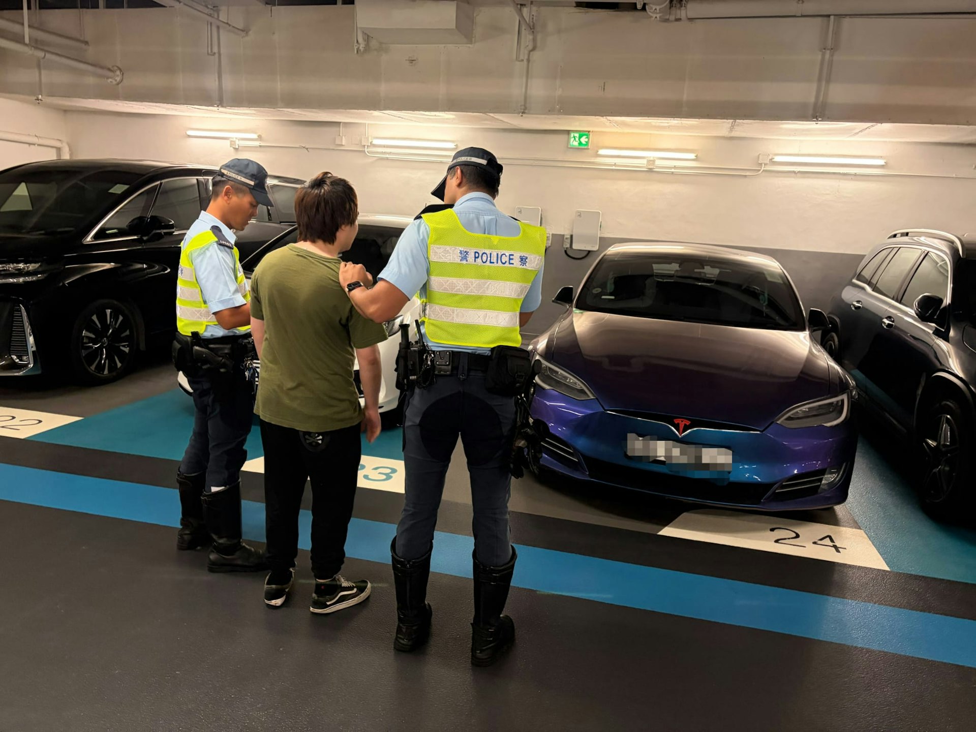 新界南总区交通部执行及管制组特遣队人员网上到相关短片,今日(14日)以涉嫌「危险驾驶」在屯门区拘捕两名分别为31及32岁的本地男子。