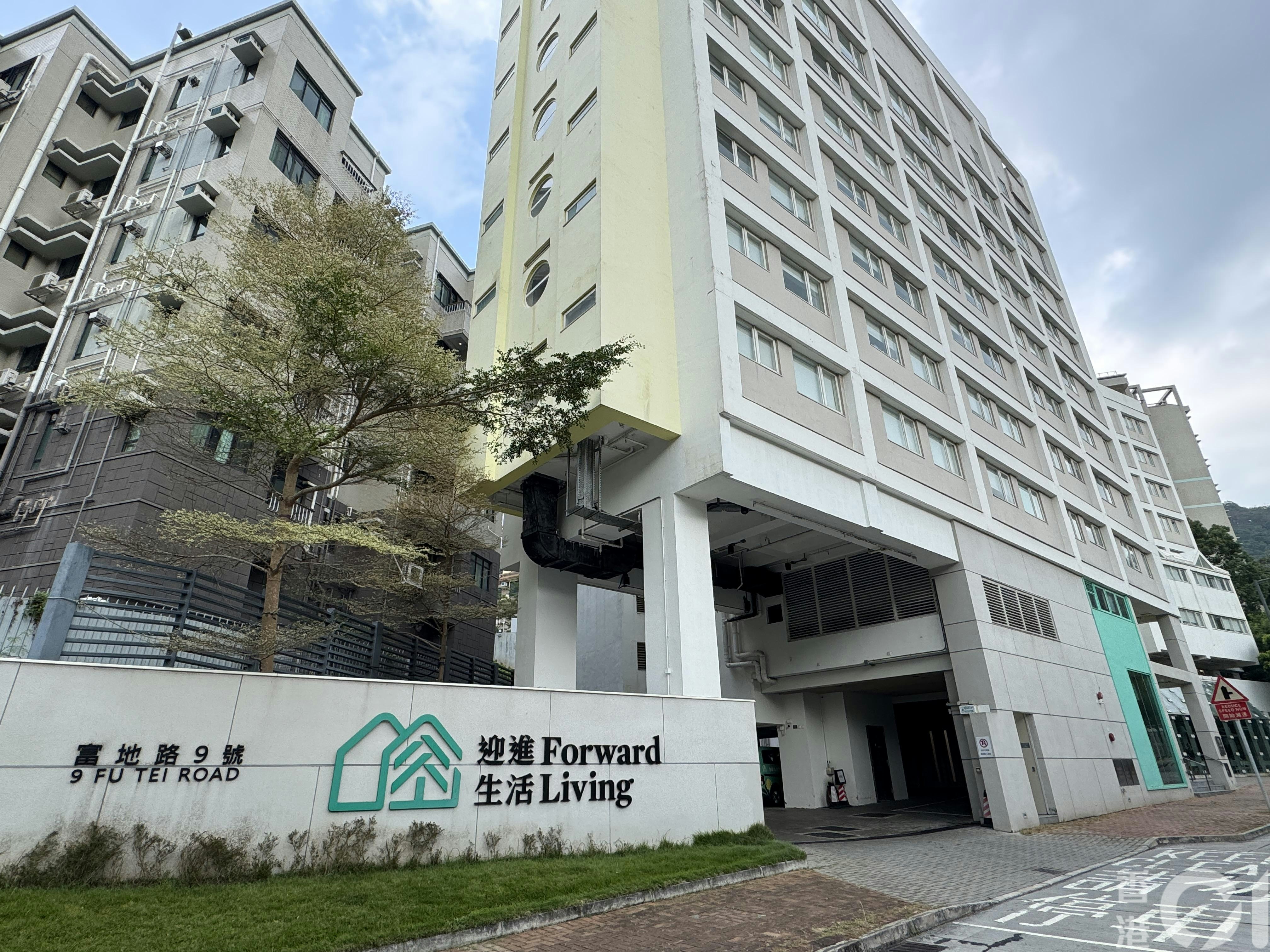 现场为屯门富地路9号一护老院,一名年约40多岁男职员烧炭寻短。