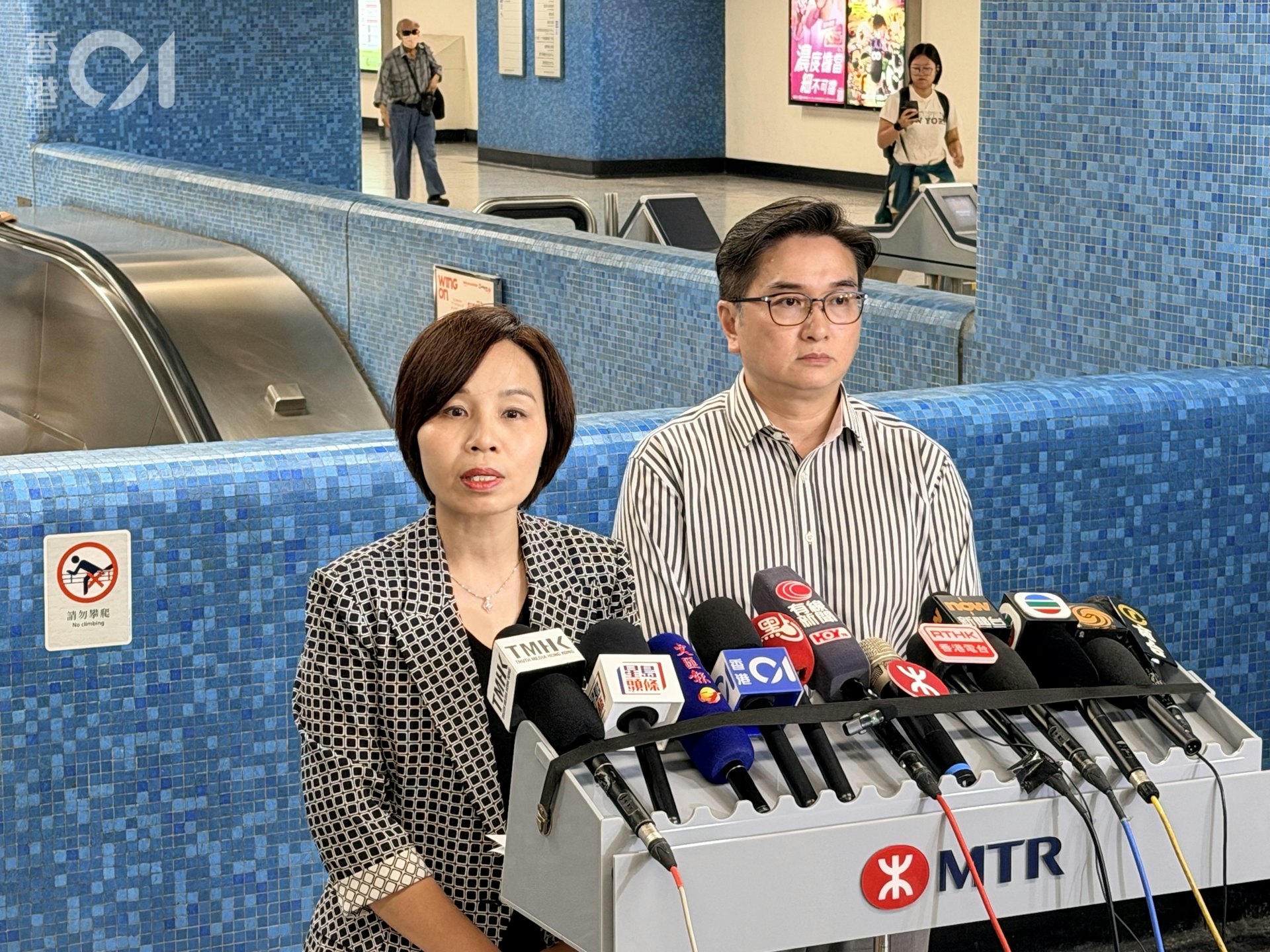 蓝田站绝缘胶起火致停运,港铁称罕见并启动全面调查 蓝田站绝缘胶起火致停运,港铁称罕见并启动全面调查