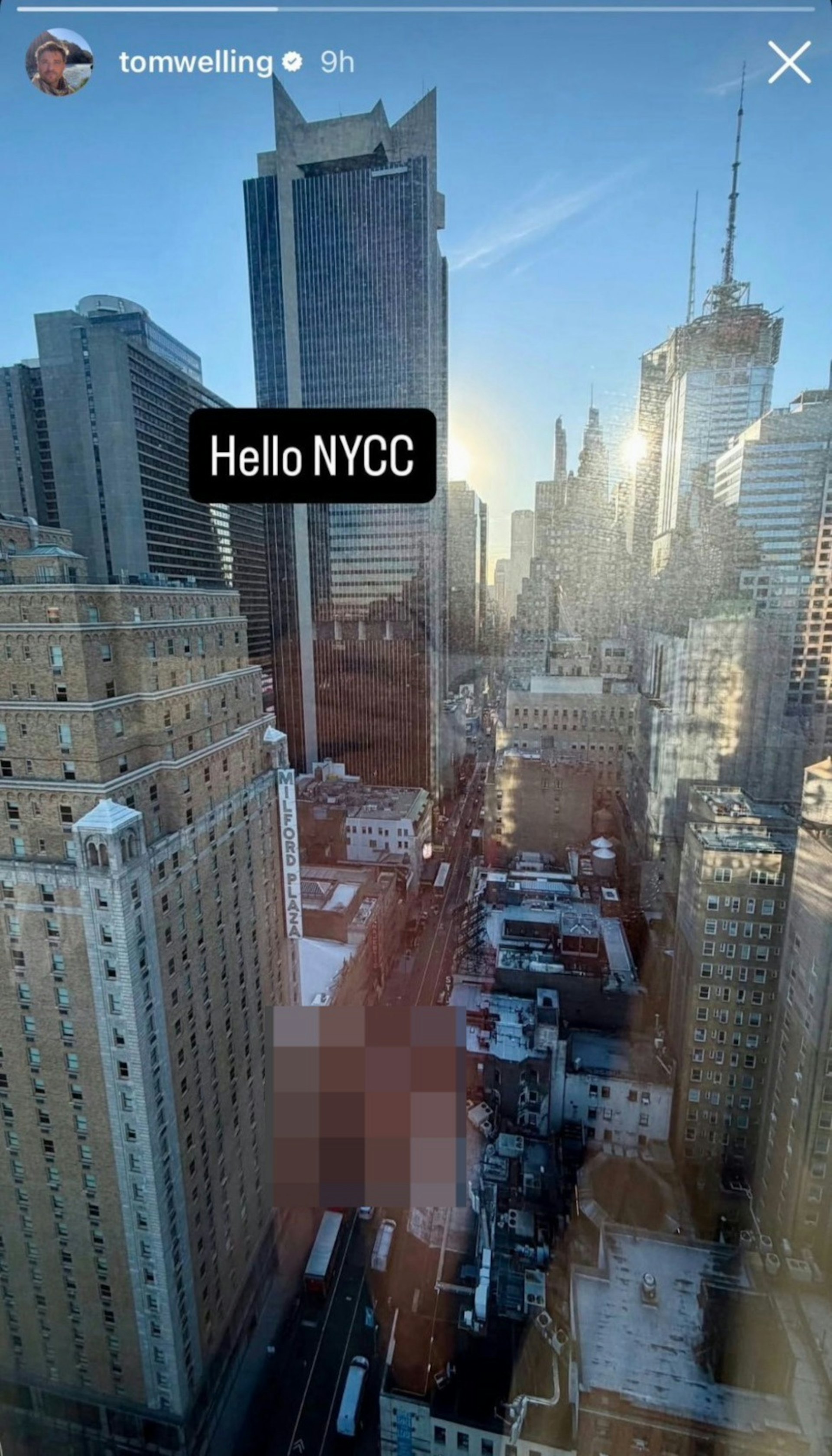 玻璃意外反射出汤威灵全裸下体尽现,有眼利的网民立即截图疯传,而该限时动态在发布后11小时才删除。(IG/@tomwelling)