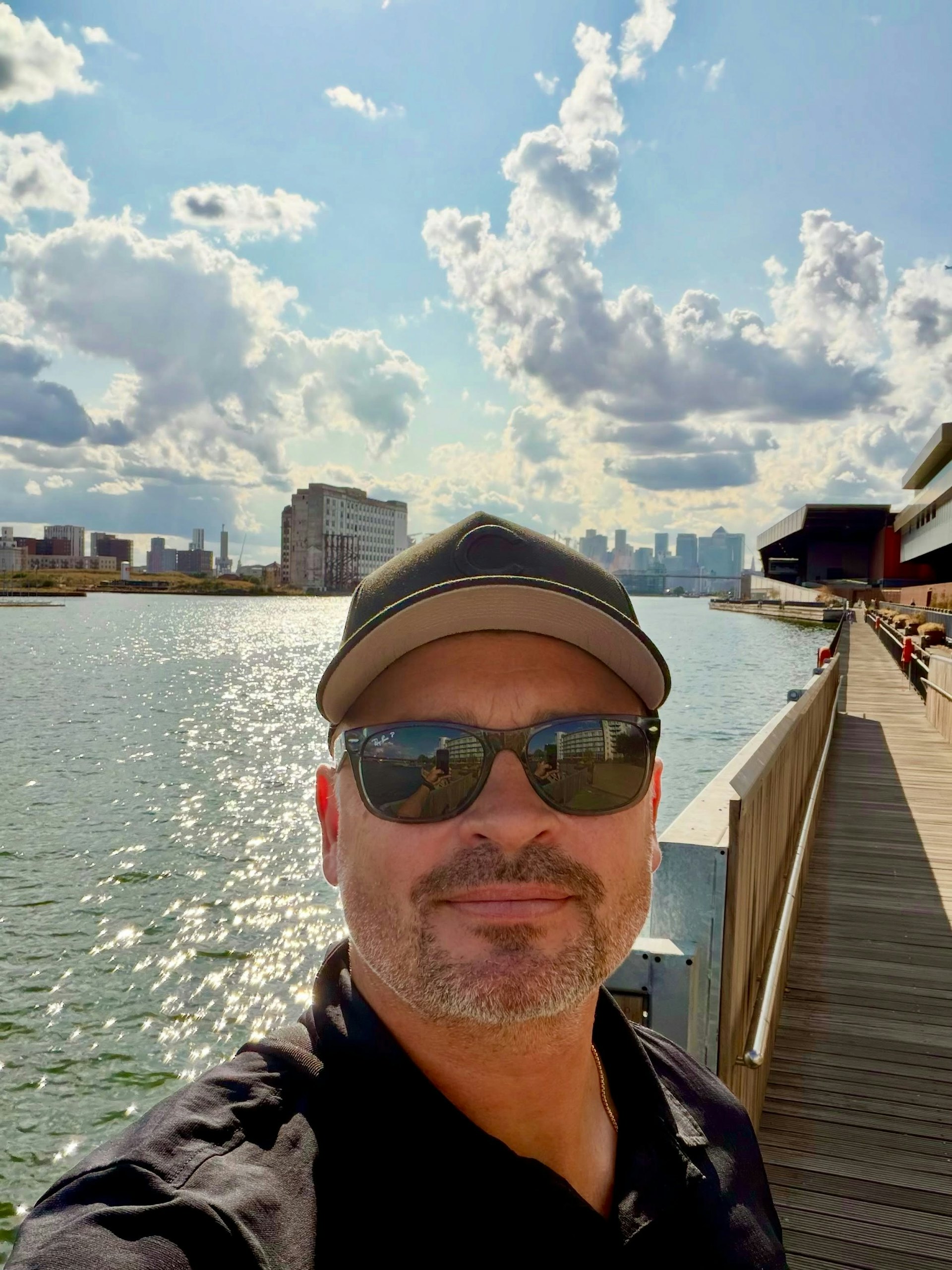 日汤威灵与剧中众多演员展开一系列的重聚与纪念巡回活动。(IG/@tomwelling)