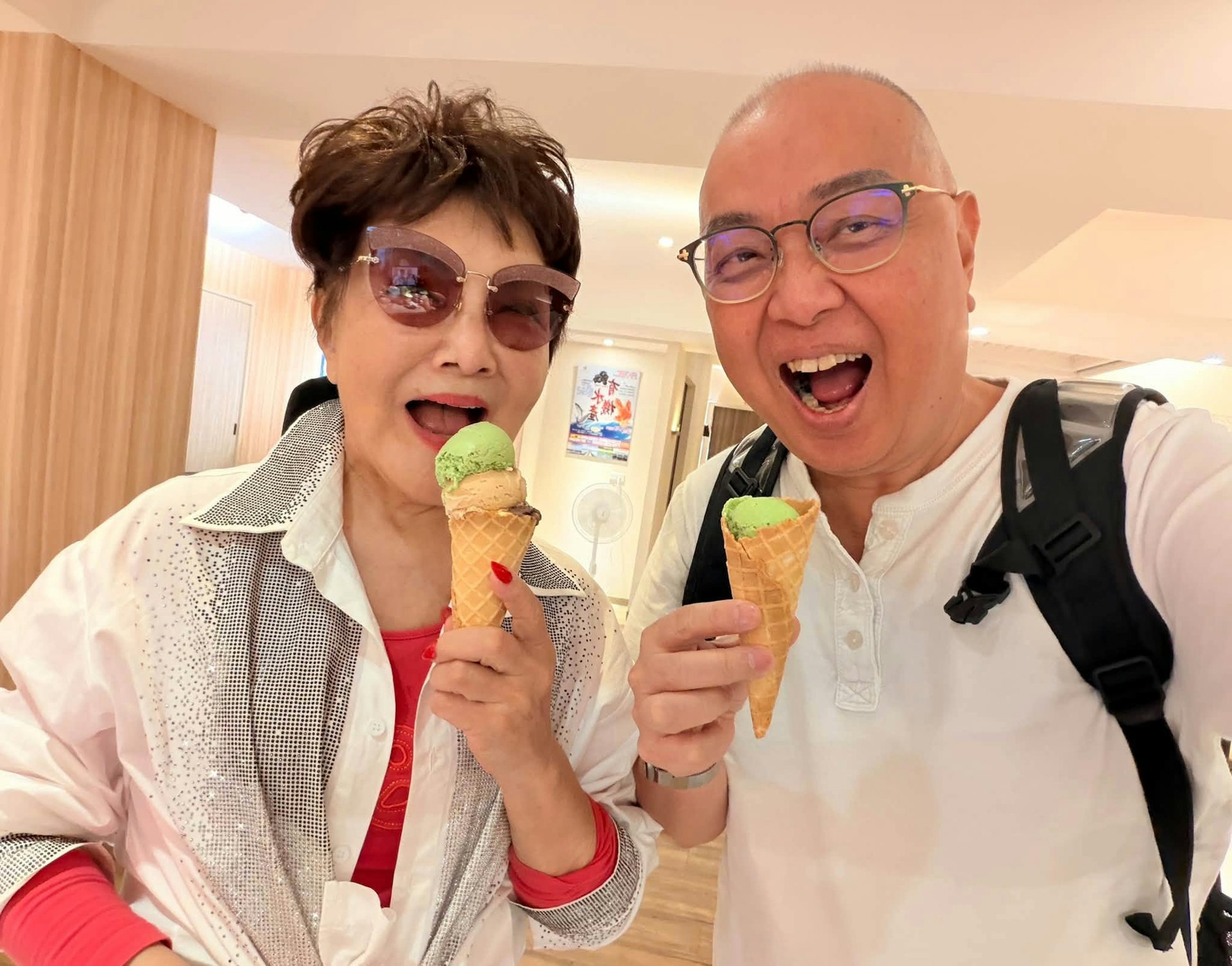 81岁“苹果花歌后”杨燕近况曝光:与监制杨绍鸿吃雪糕显活力,走出丧夫阴霾 81岁“苹果花歌后”杨燕近况曝光:与监制杨绍鸿吃雪糕显活力,走出丧夫阴霾