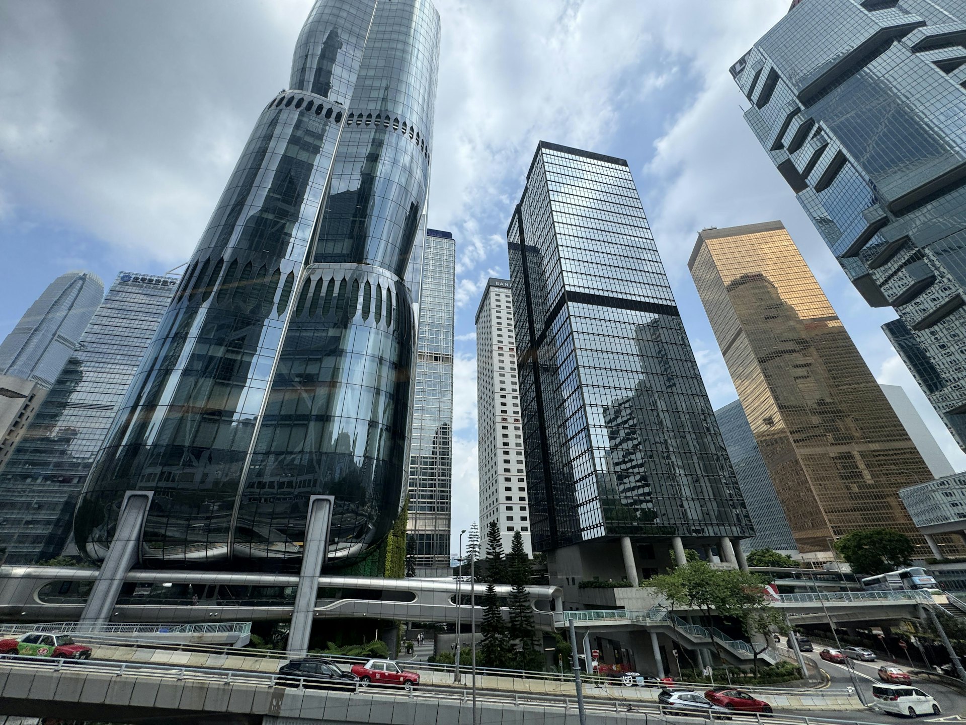 中原表示,核心区商厦租务需求正持续上升,中环甲厦空置率下降速度相当快,现时约8.3%的水平,与去年同期逾11.2%相比,改善幅度显著。