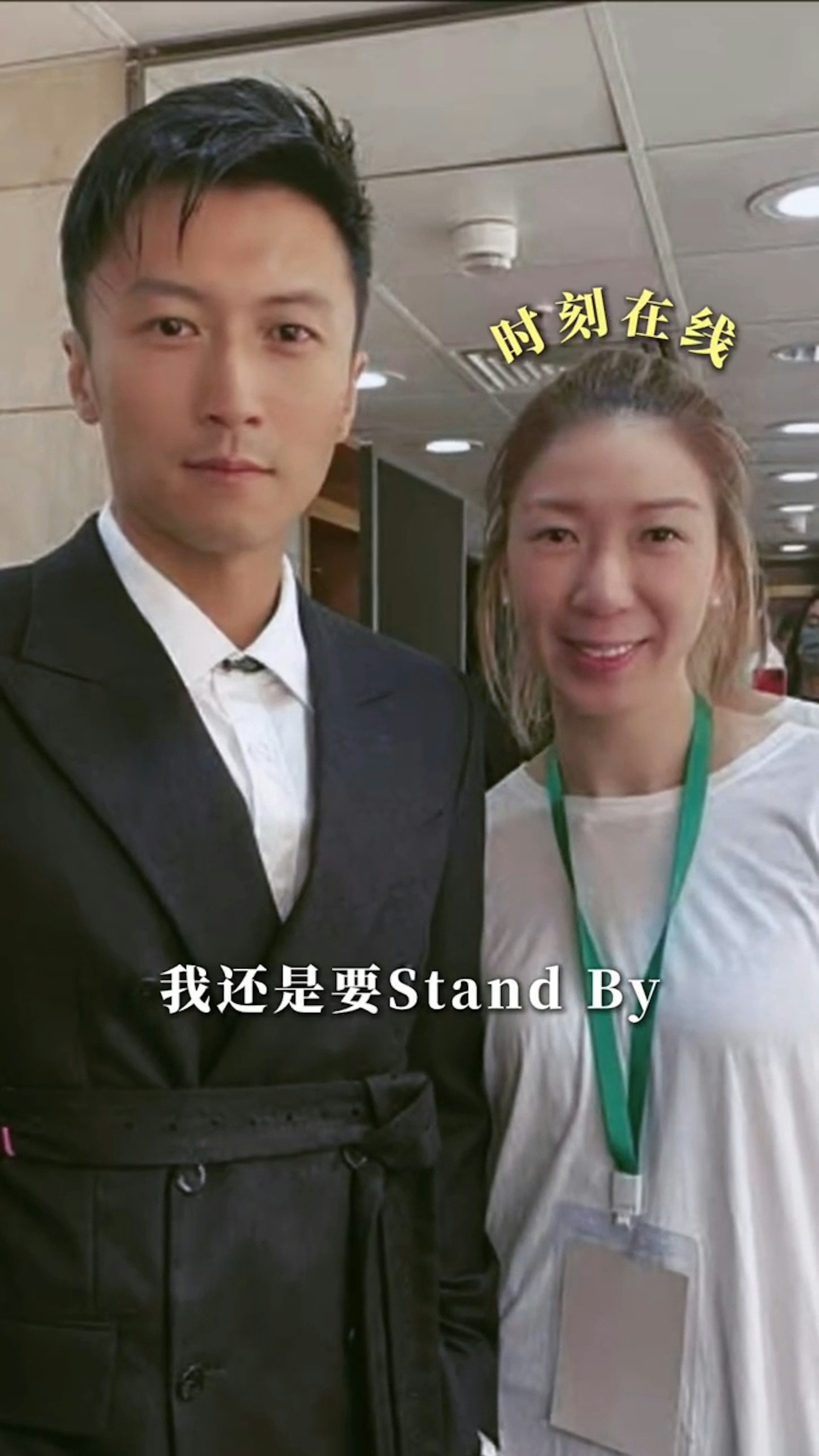 谢霆锋素颜登台幕后揭秘:化妆师殷羽笑称工作沦为“擦汗补水专员” 谢霆锋素颜登台幕后揭秘:化妆师殷羽笑称工作沦为“擦汗补水专员”